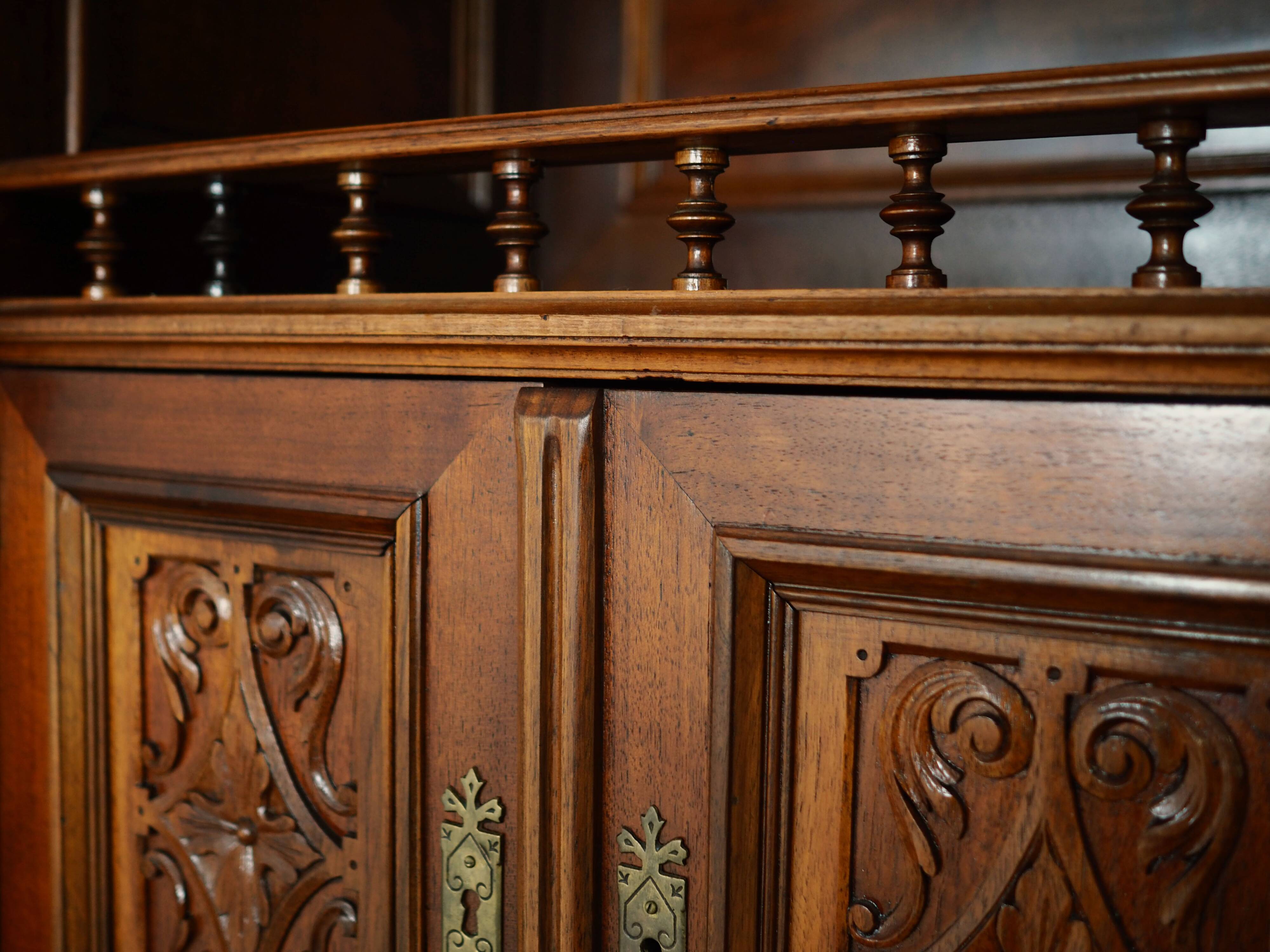 Armoire, vaisselier en chêne, Allemagne première moitié du XXème s.