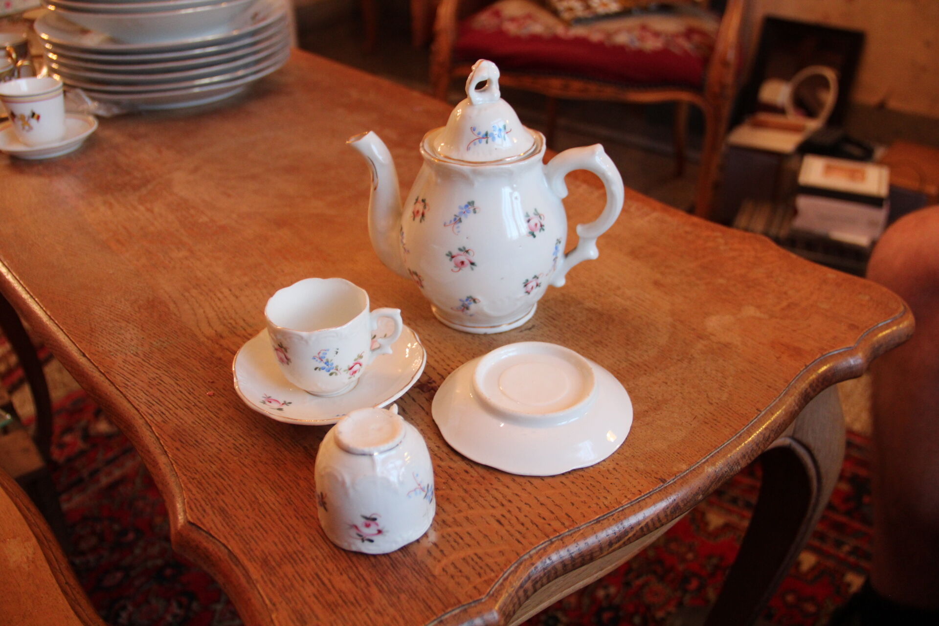 Service à moka en porcelaine fleurie peinte à la main