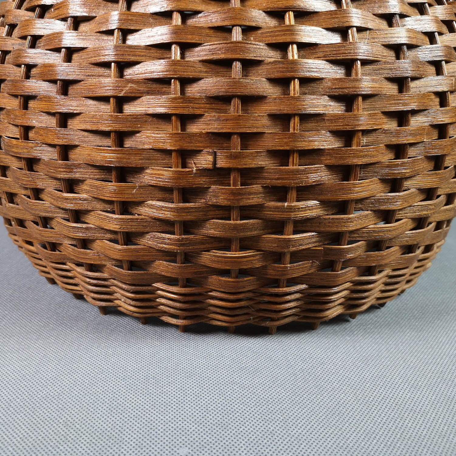 Vintage wicker ball suspension