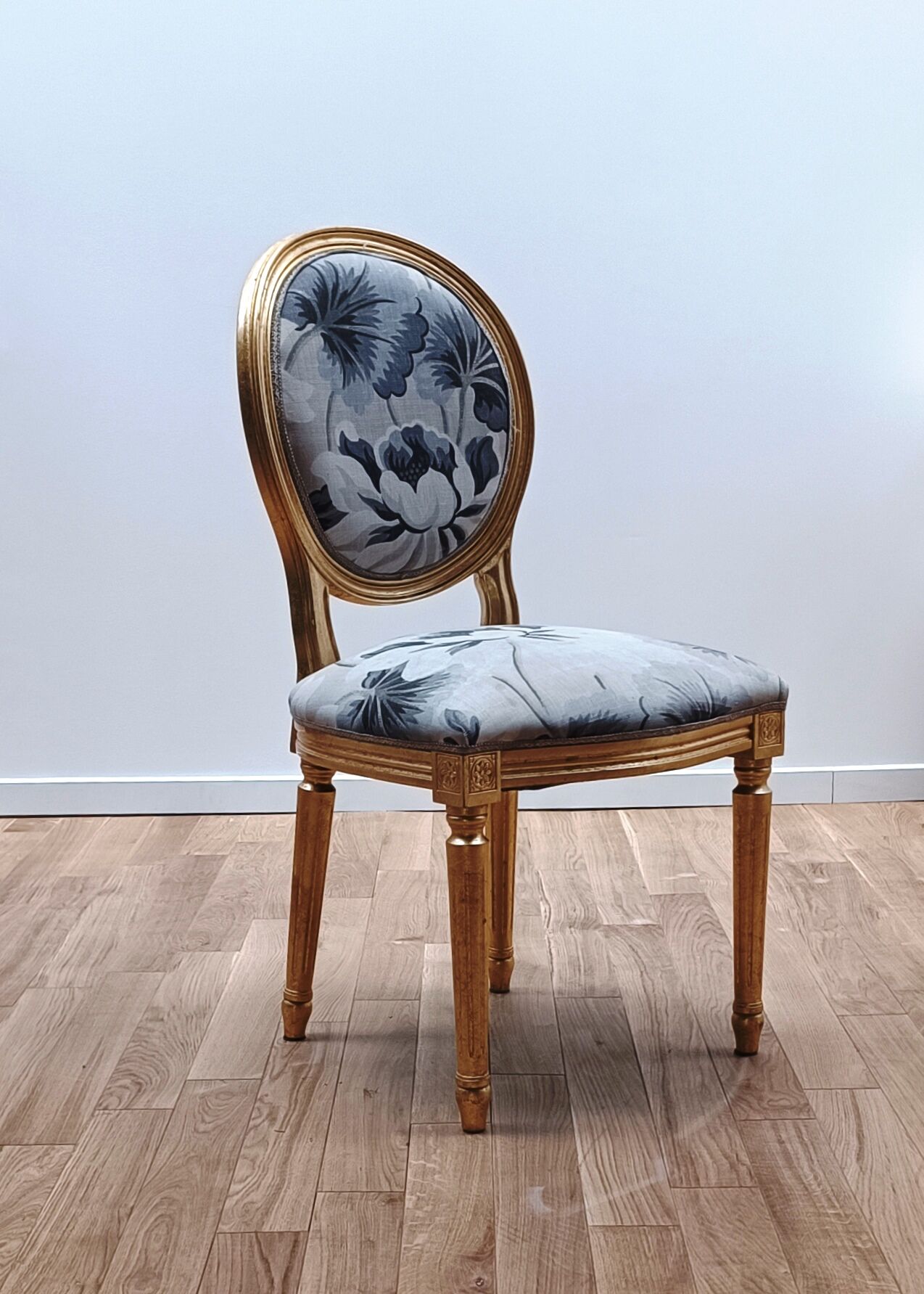 Paire de chaise médaillon par Moda Italia