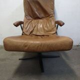 Fauteuil pivotant industriel en cuir cognac