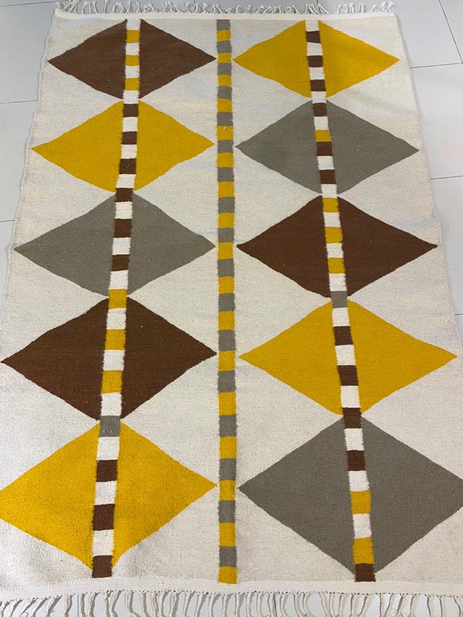 Tapis en tissé à motifs losanges et traits parallèles, 245x168 cm