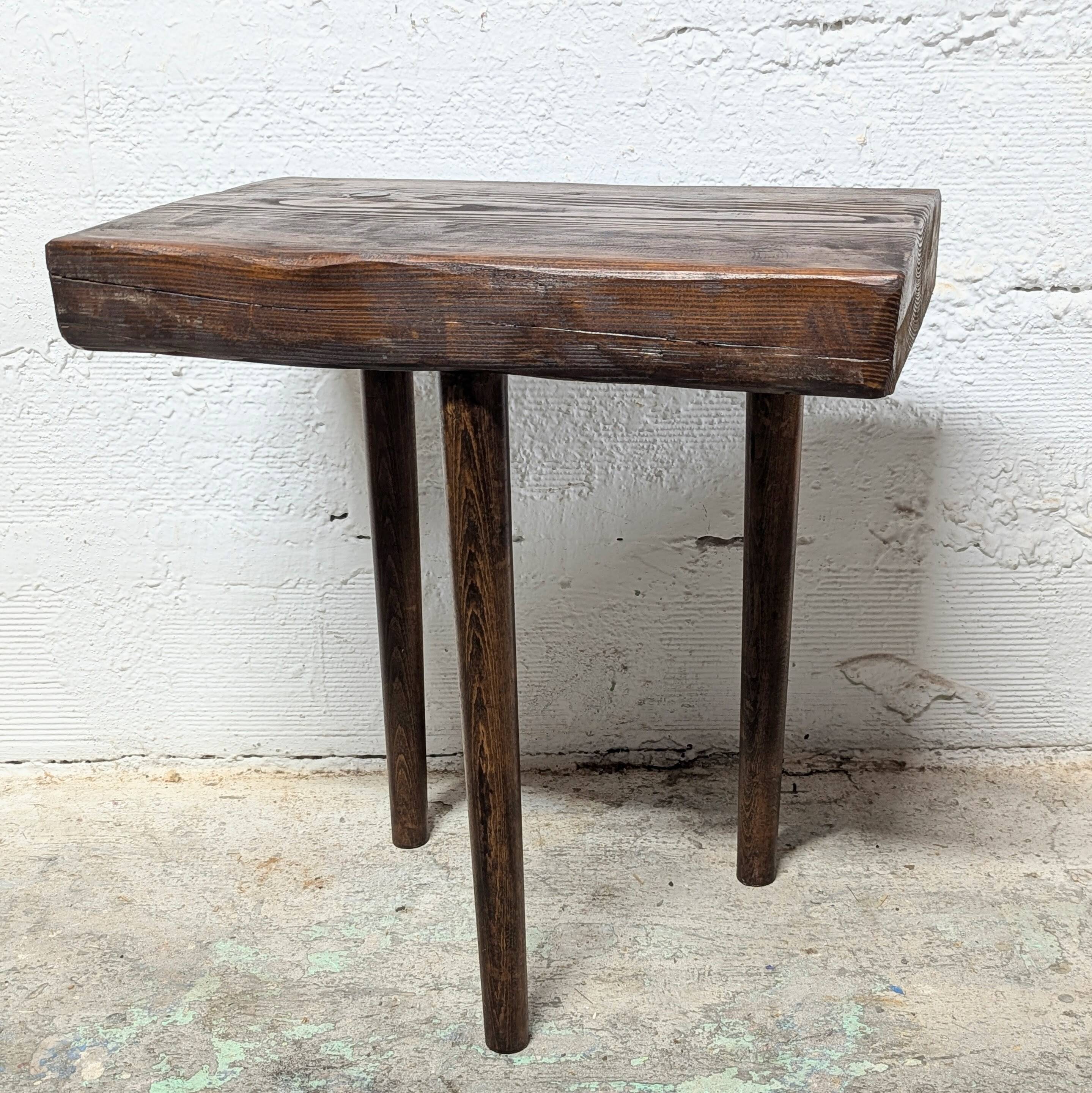 Table d'appoint brutaliste piètement tripode