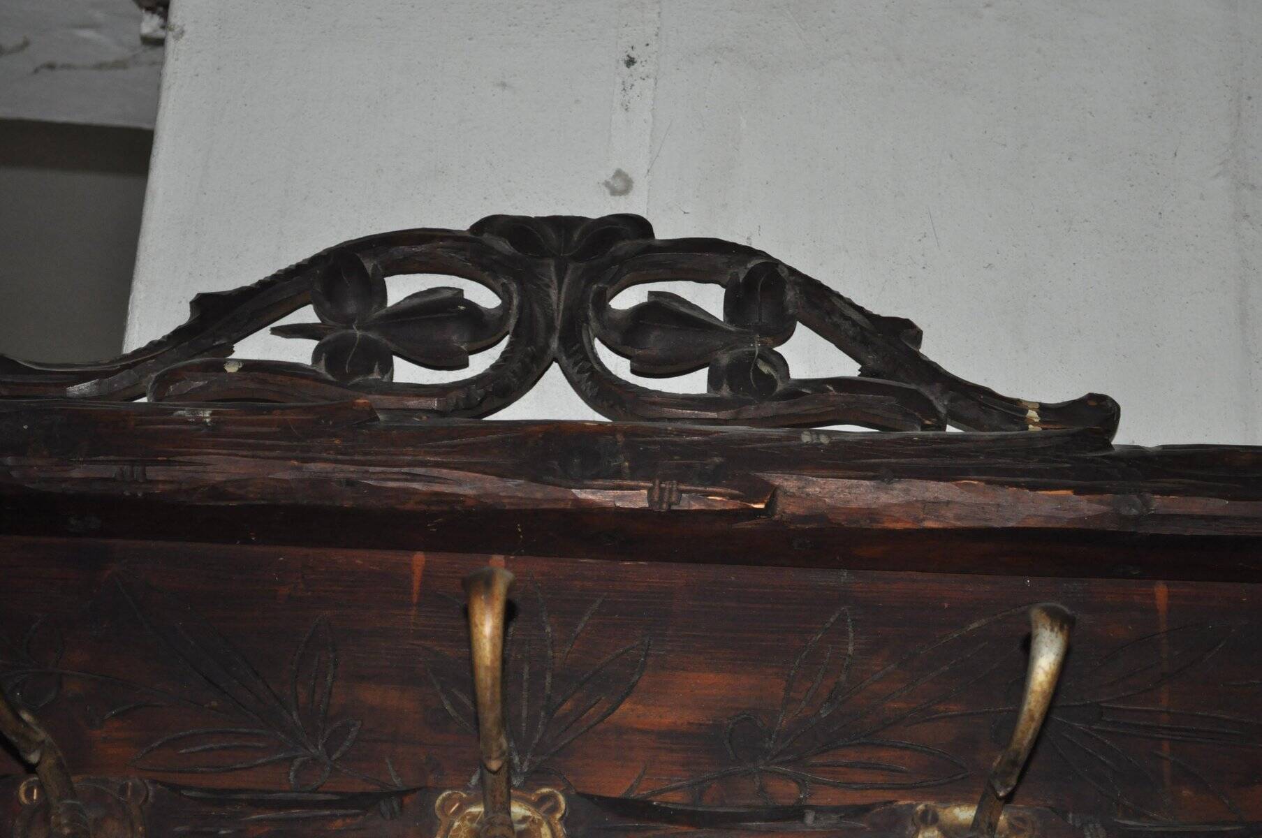 Large wall-mounted coat rack in solid brown pine, antique style circa 1900, height 210 cm.