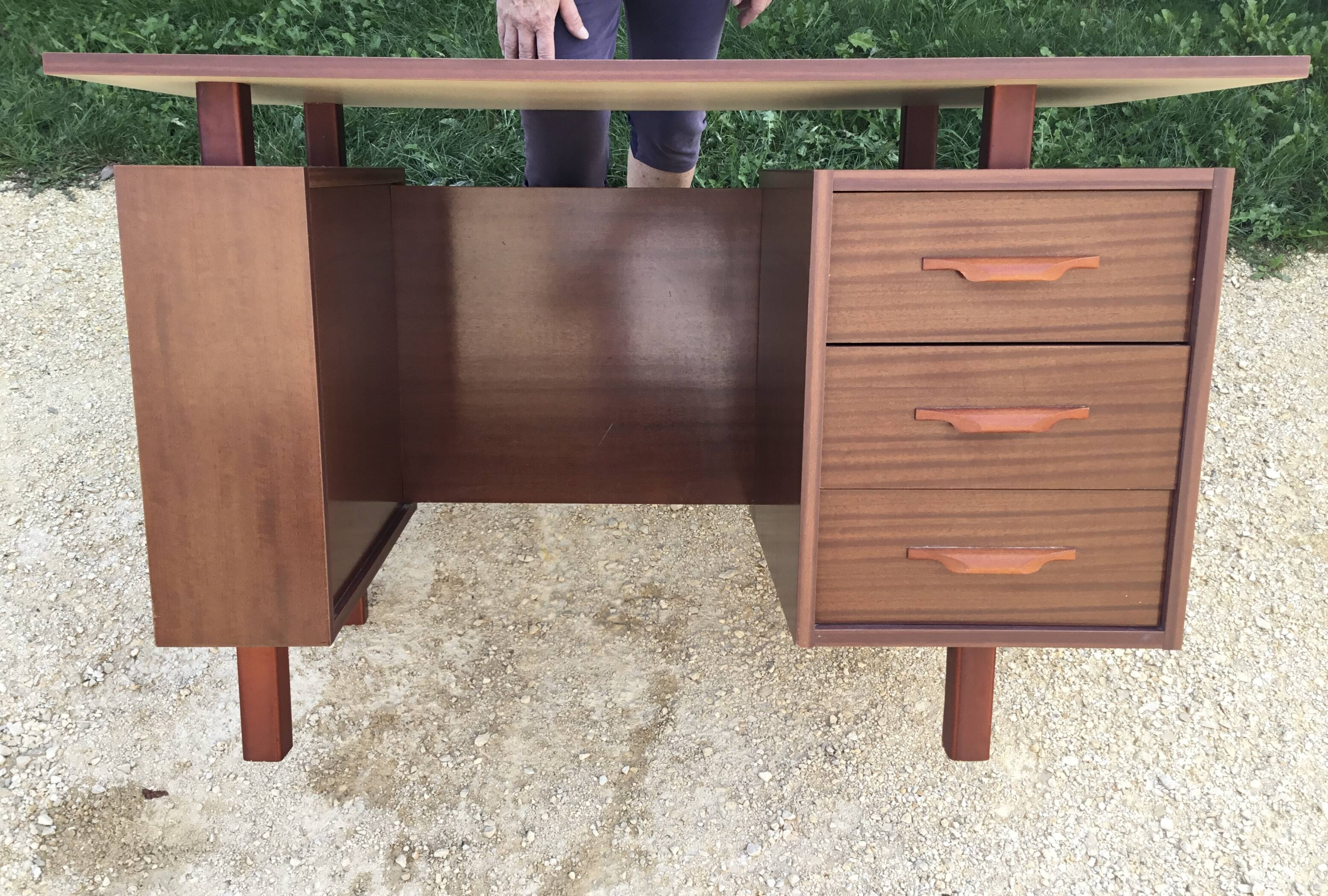1980s mahogany veneered desk