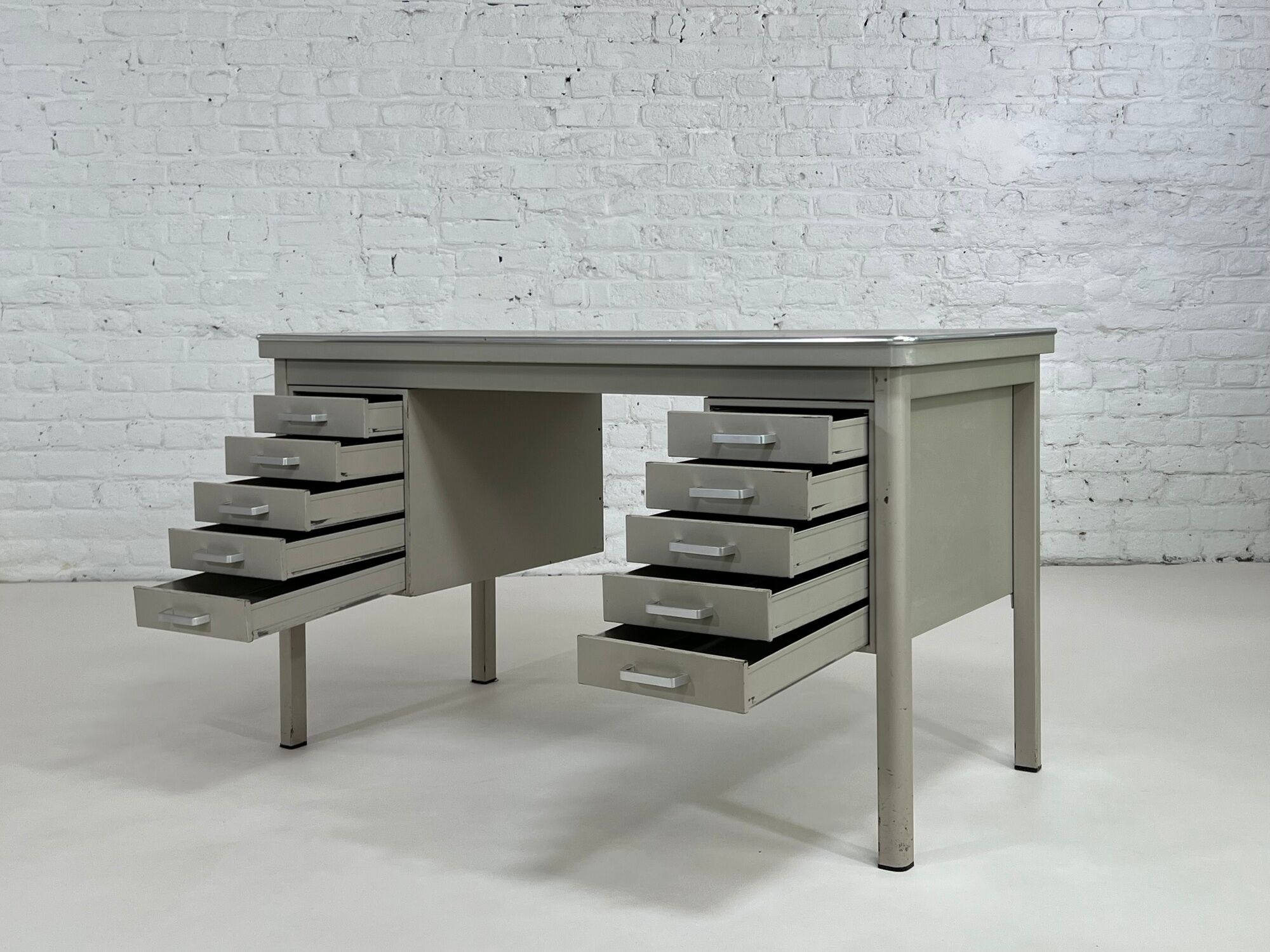 Office of the 50s in metal and industrial style