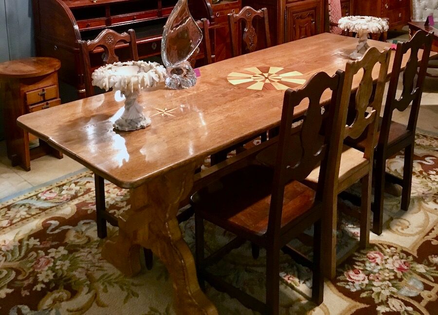 Table foot in x, top branded rosace and rose of winds