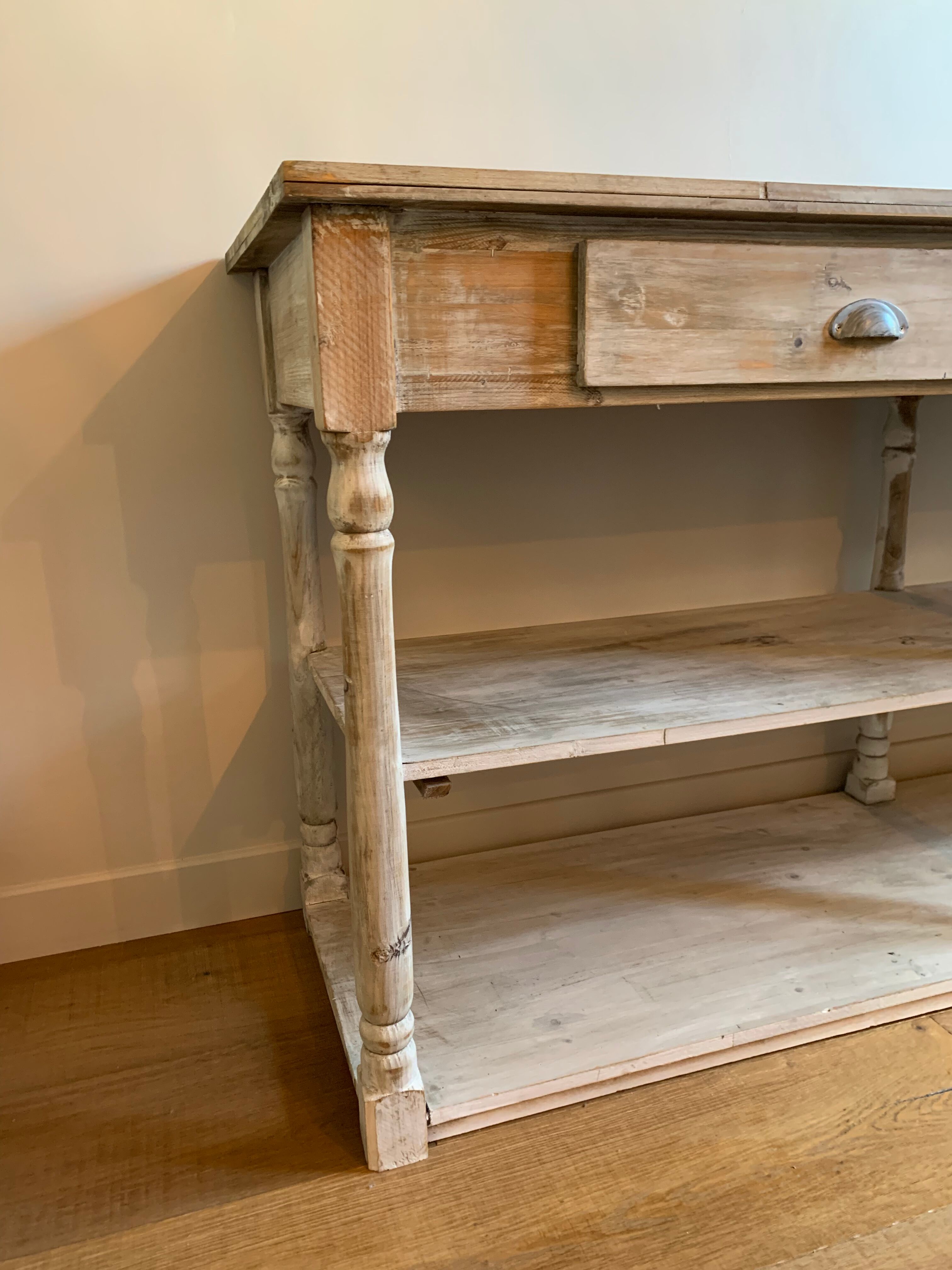 Console in lacquered wood