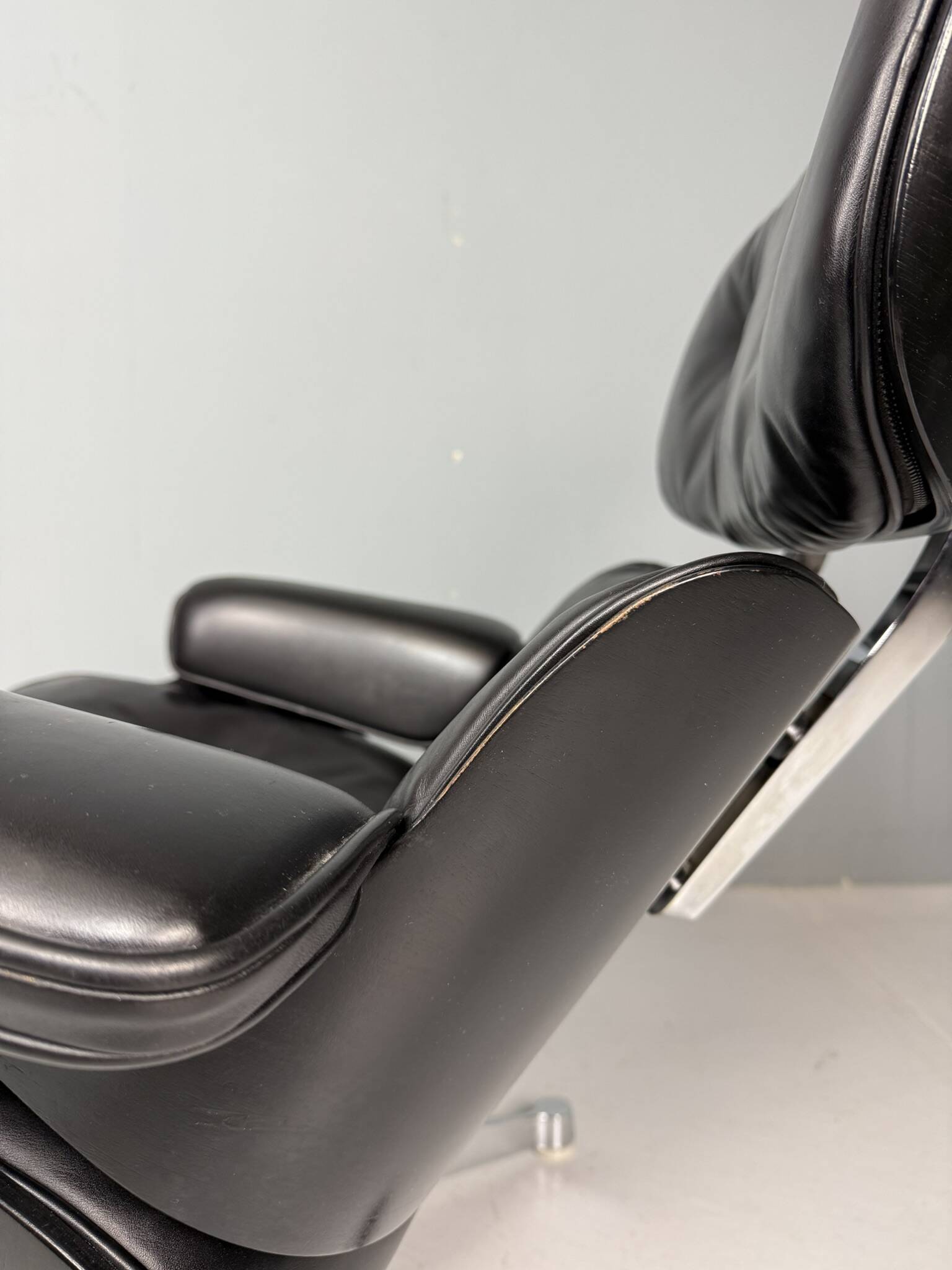 Chaise longue Eames entièrement noire par Herman Miller, années 1970.
