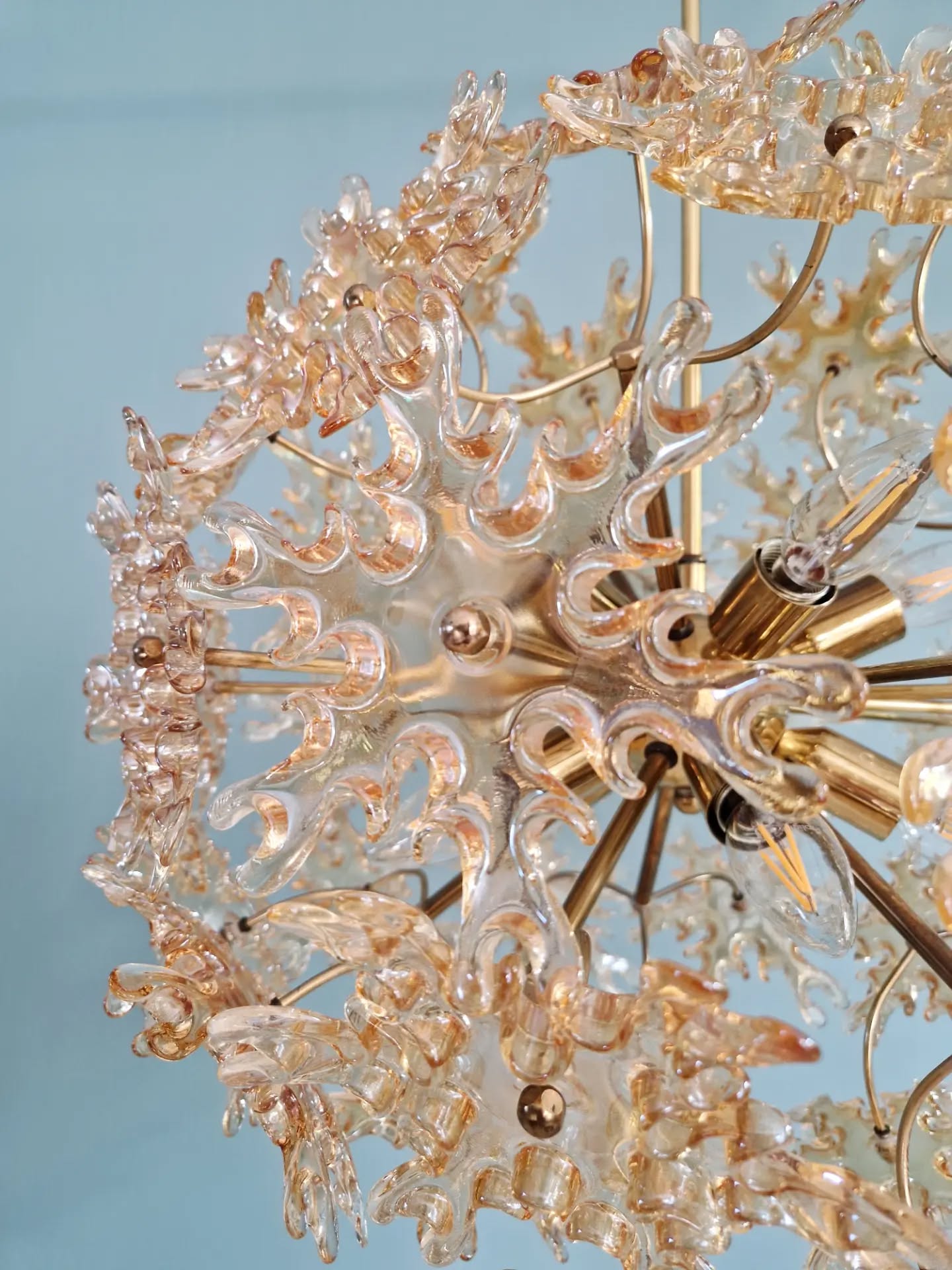 Large Sputnik chandelier in brass and amber Murano glass, SiSche, 1960.