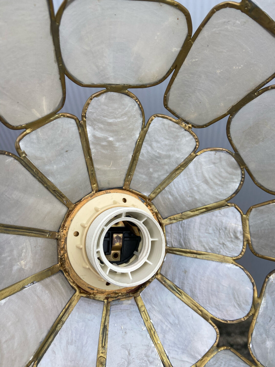 Mother-of-pearl and brass suspension