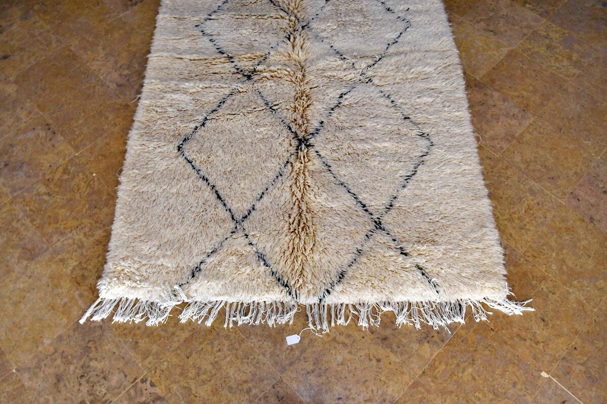 Beni Ouarain Moroccan Berber rug with black diamonds New 210 x 140 cm