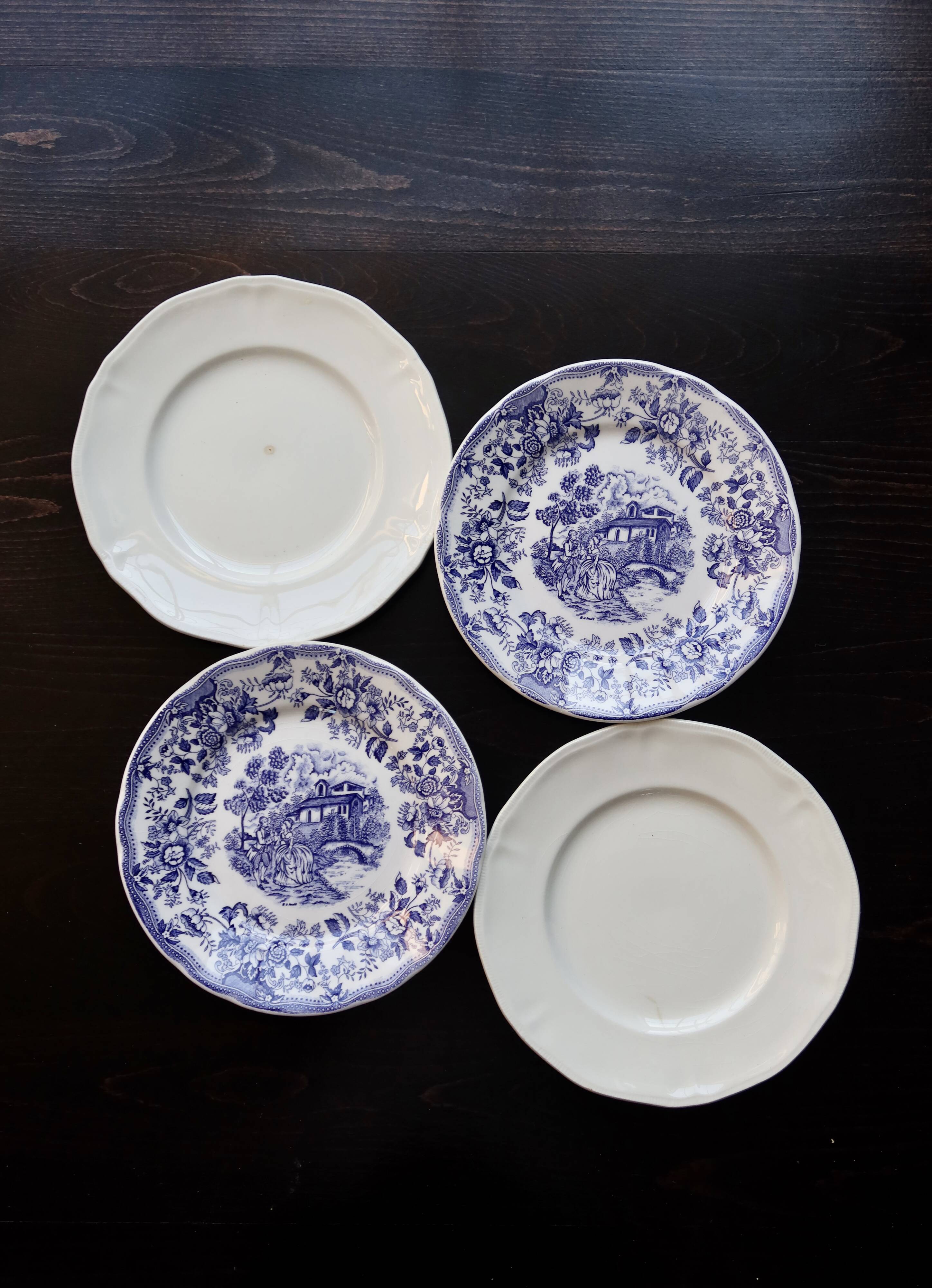 4 mismatched vintage flat plates in blue and white earthenware - Cambrid lot