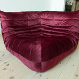 Chauffeuse d'angle Togo en velours bordeaux modèle dessiné par Michel Ducaroy 1973