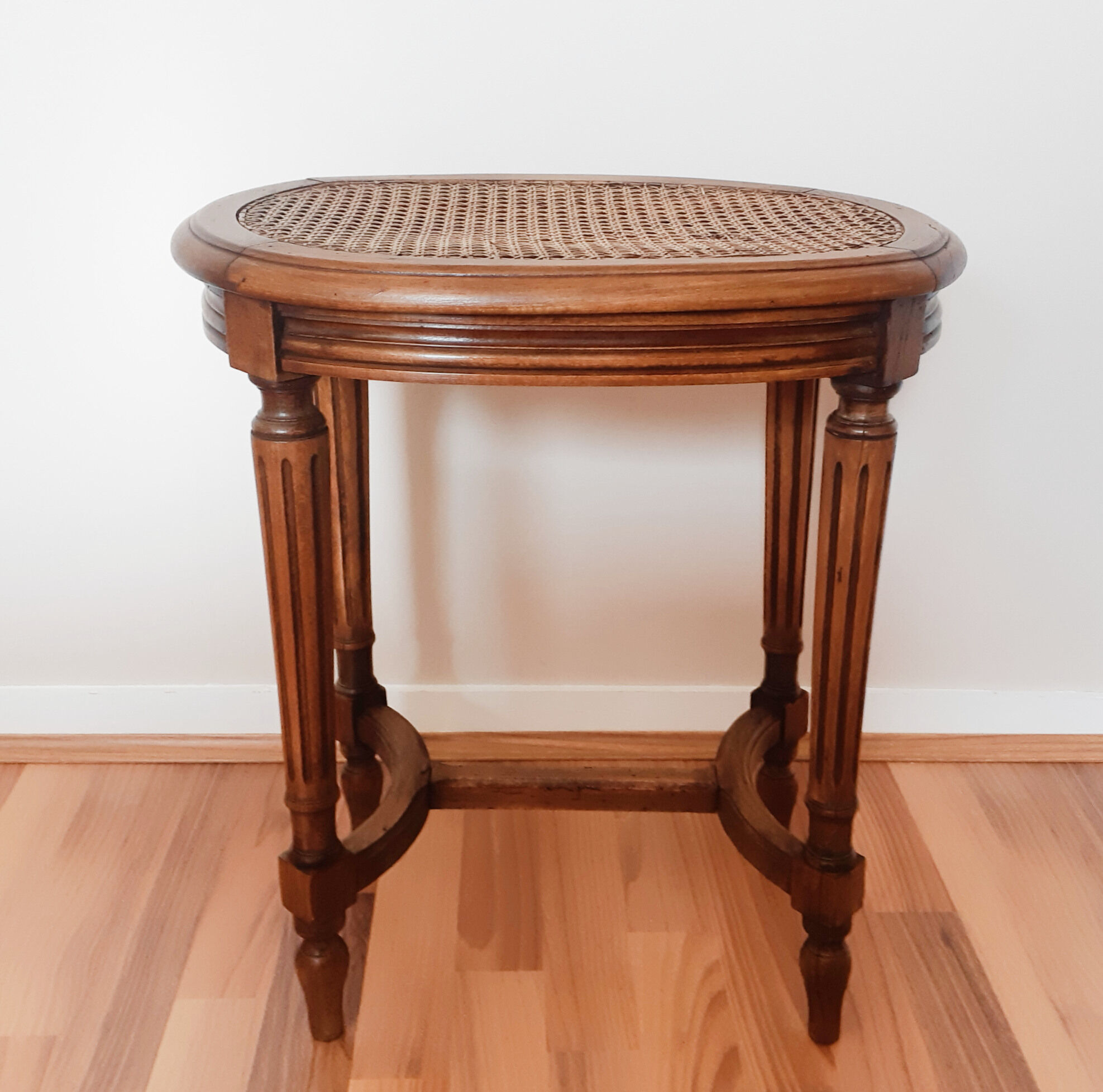 Tabouret de piano en cannage