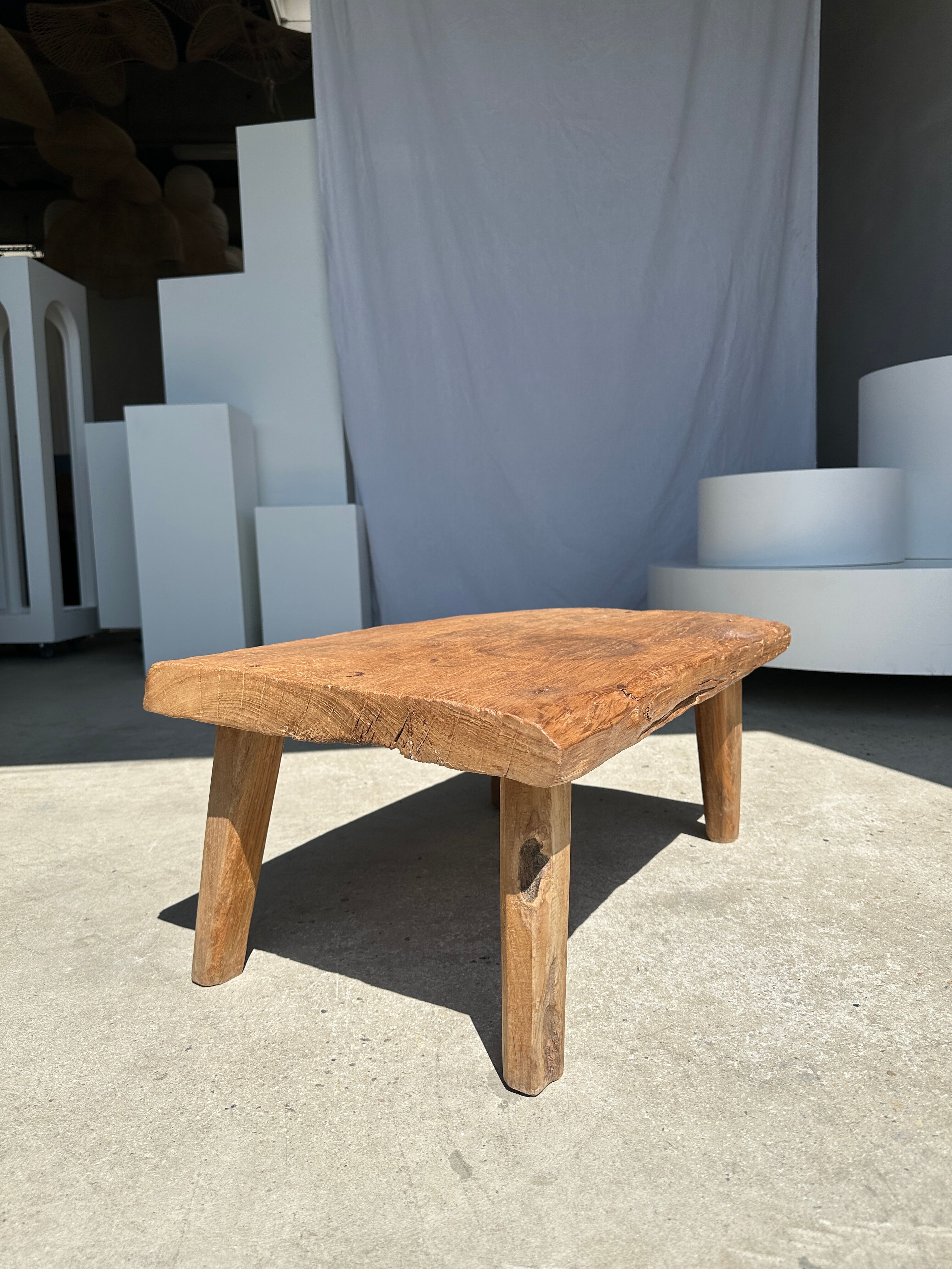 Coffee table in blond teak quadripod