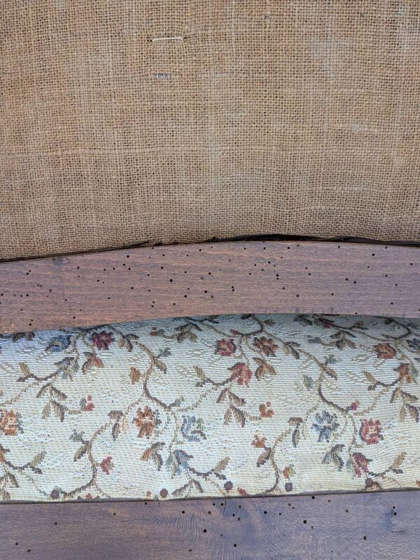 Banquette de style en bois mouluré et tapisserie fleurie – Charme d'antan