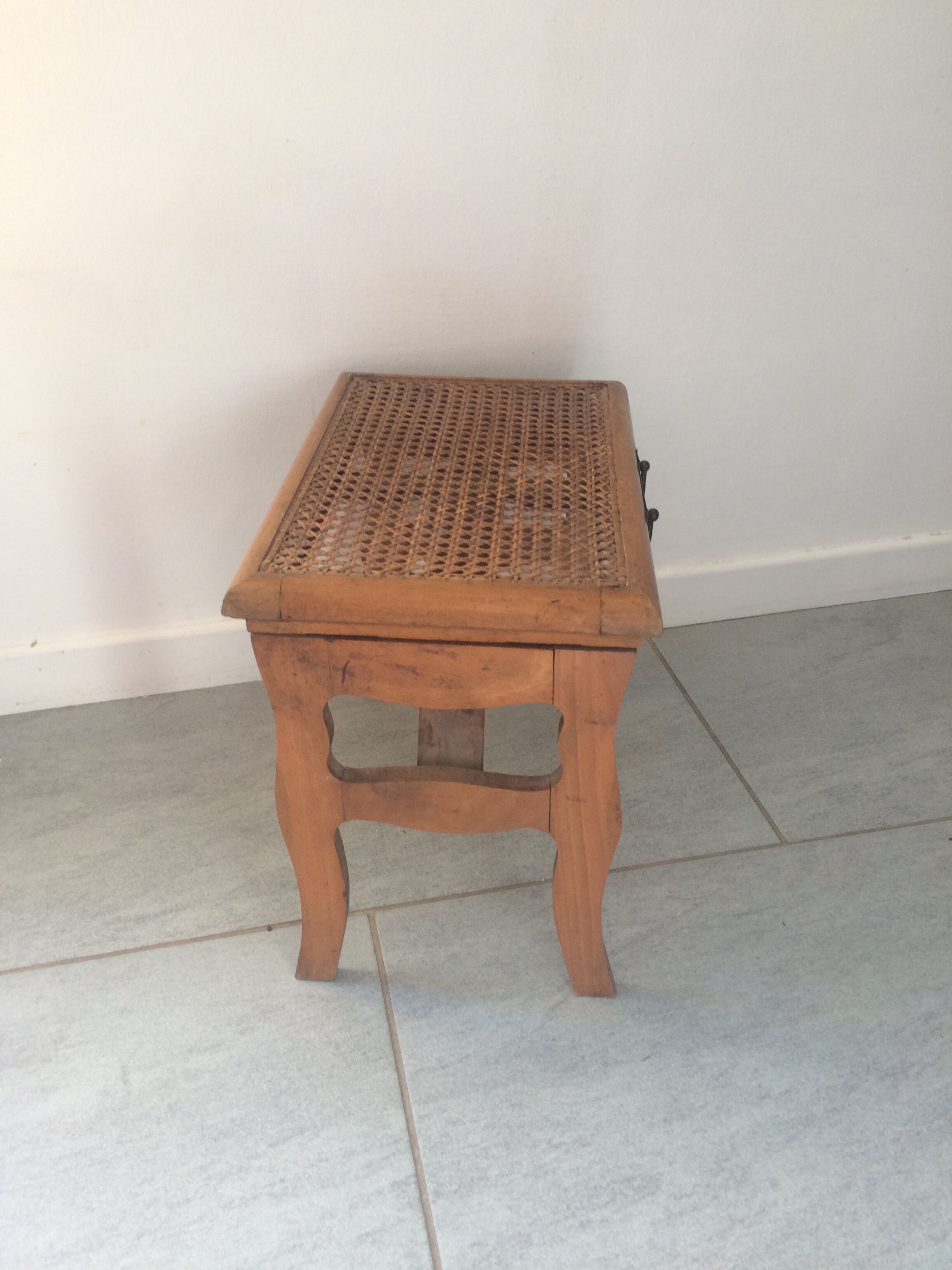 Foldable canned stool