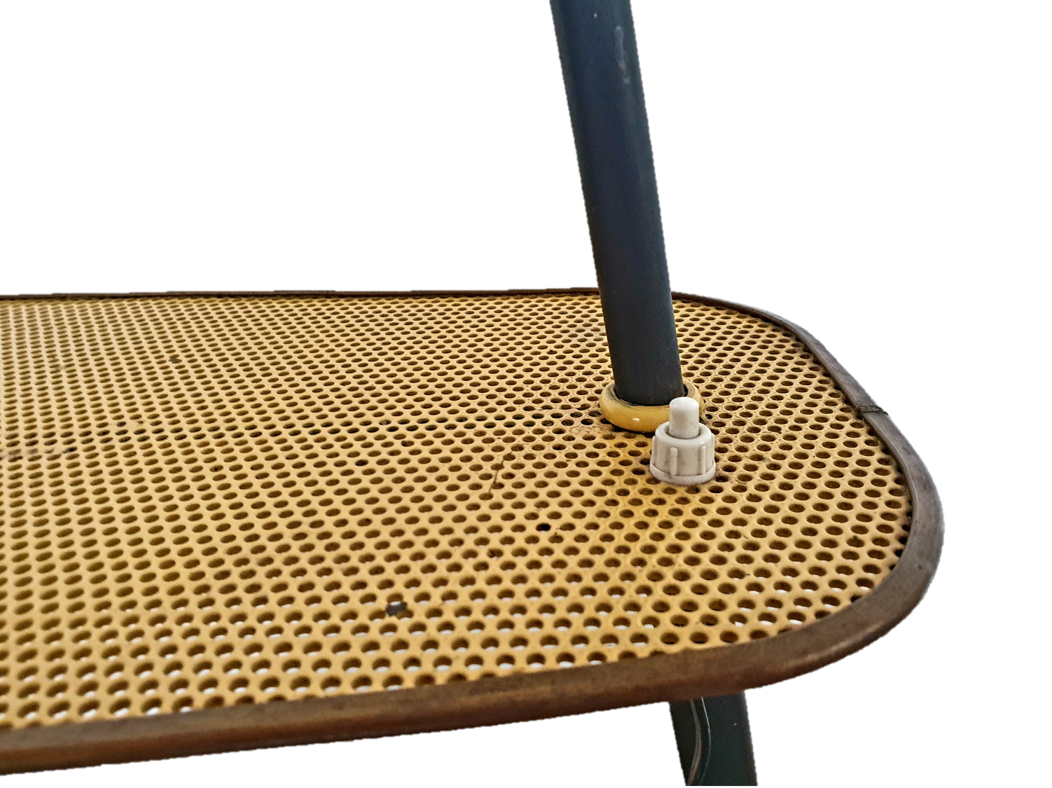 Lampadaire tripode mid-century avec tablette en metal perforé