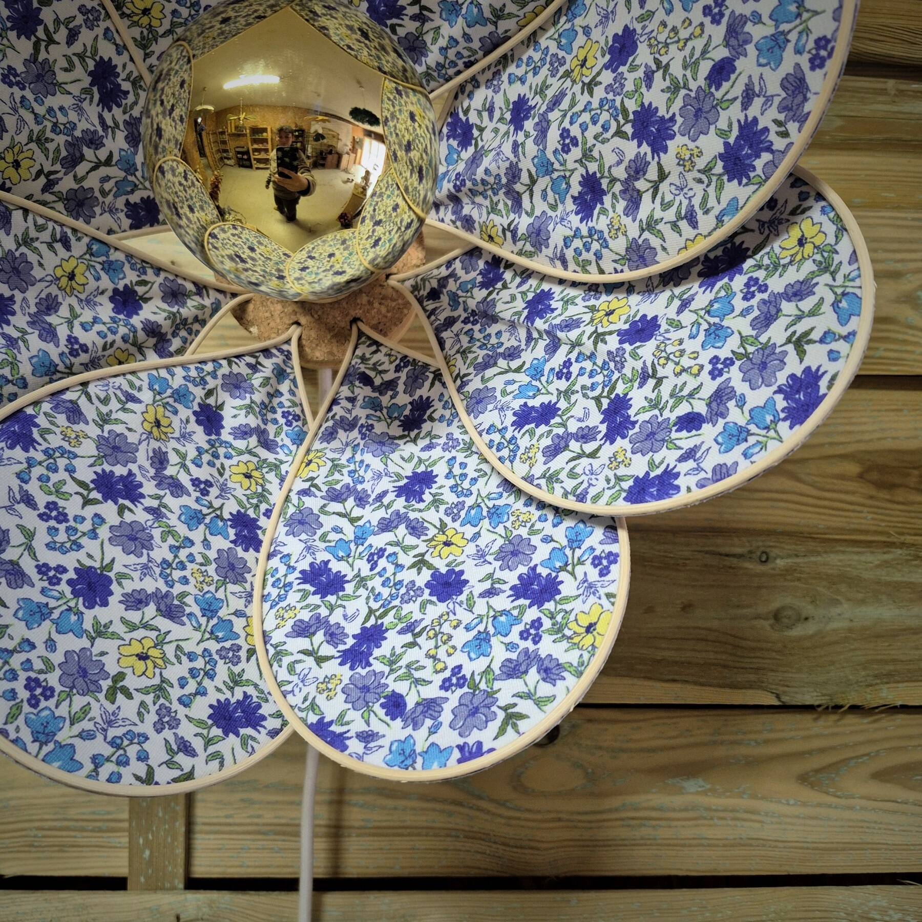 Applique murale fleur, 8 pétales en rotin et tissu fleuri