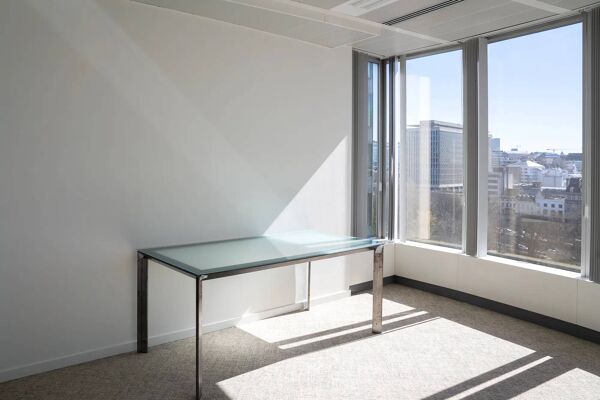 Bureau en verre ODILE DECQ avec pieds métalliques
