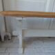 Banc vintage réenchanté en gris perle, assise bois.