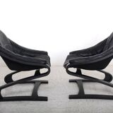 Paire de fauteuils en cuir noir, datant des années 70