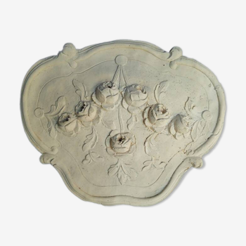 Louis XVI pediment with plaster low relief roses