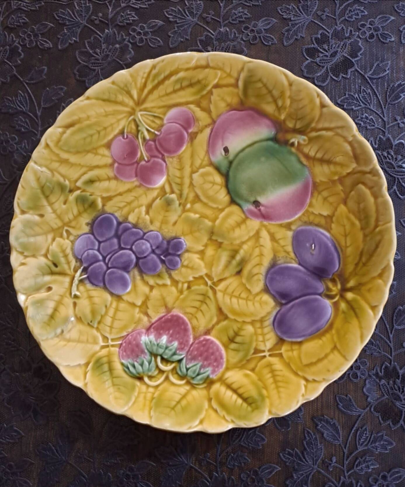 Plat à dessert en barbotine