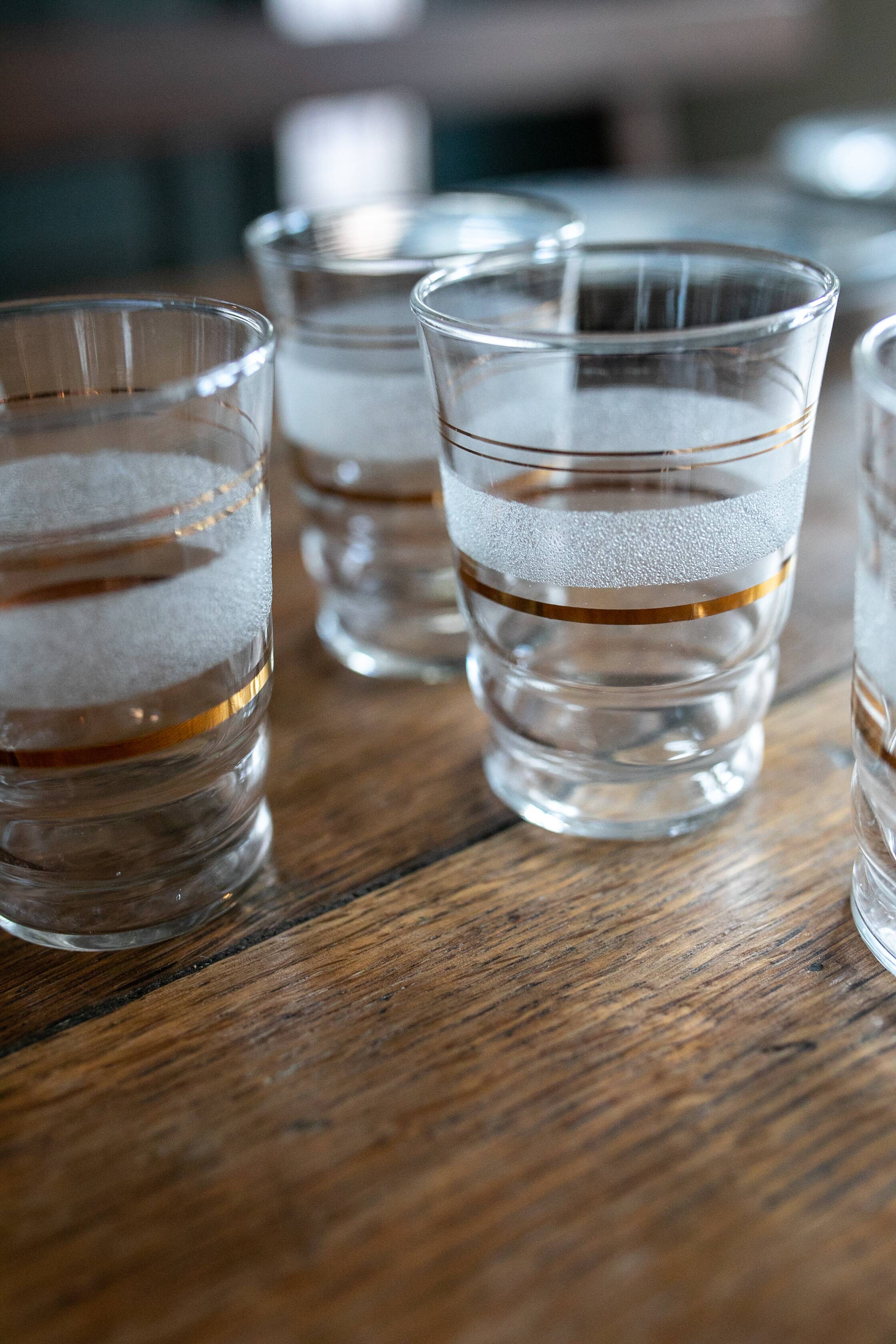 Lot de 8 verres granités blancs