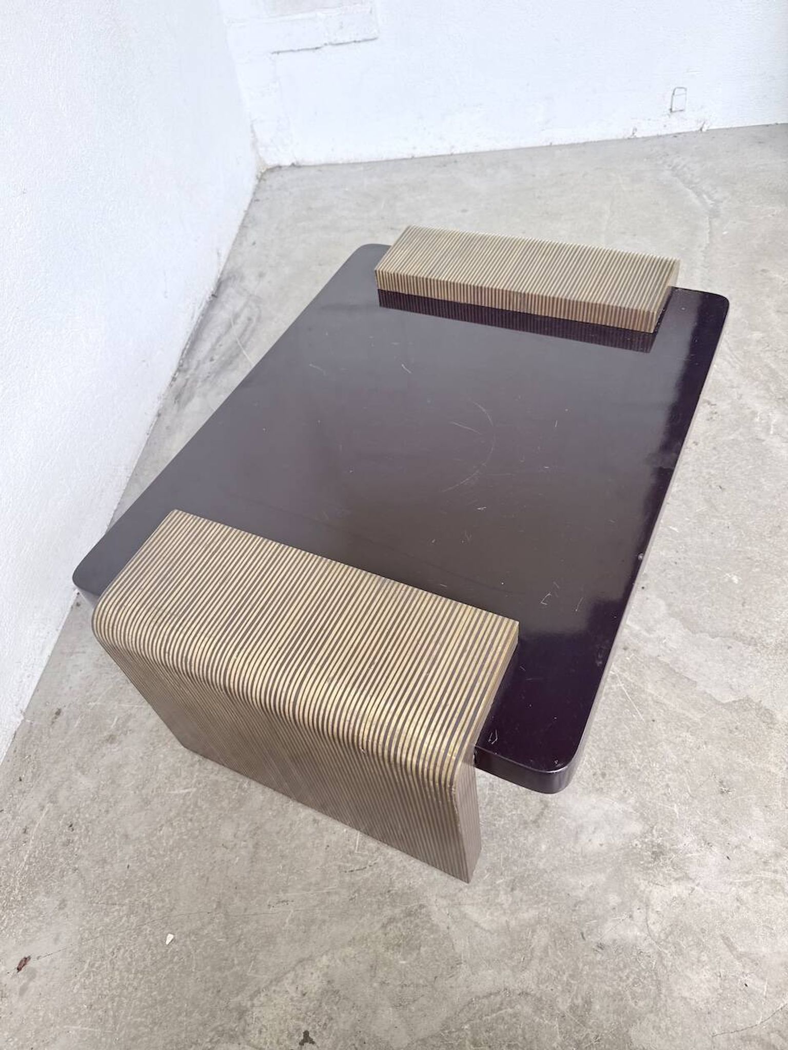 Art Deco coffee table in lacquer and brass