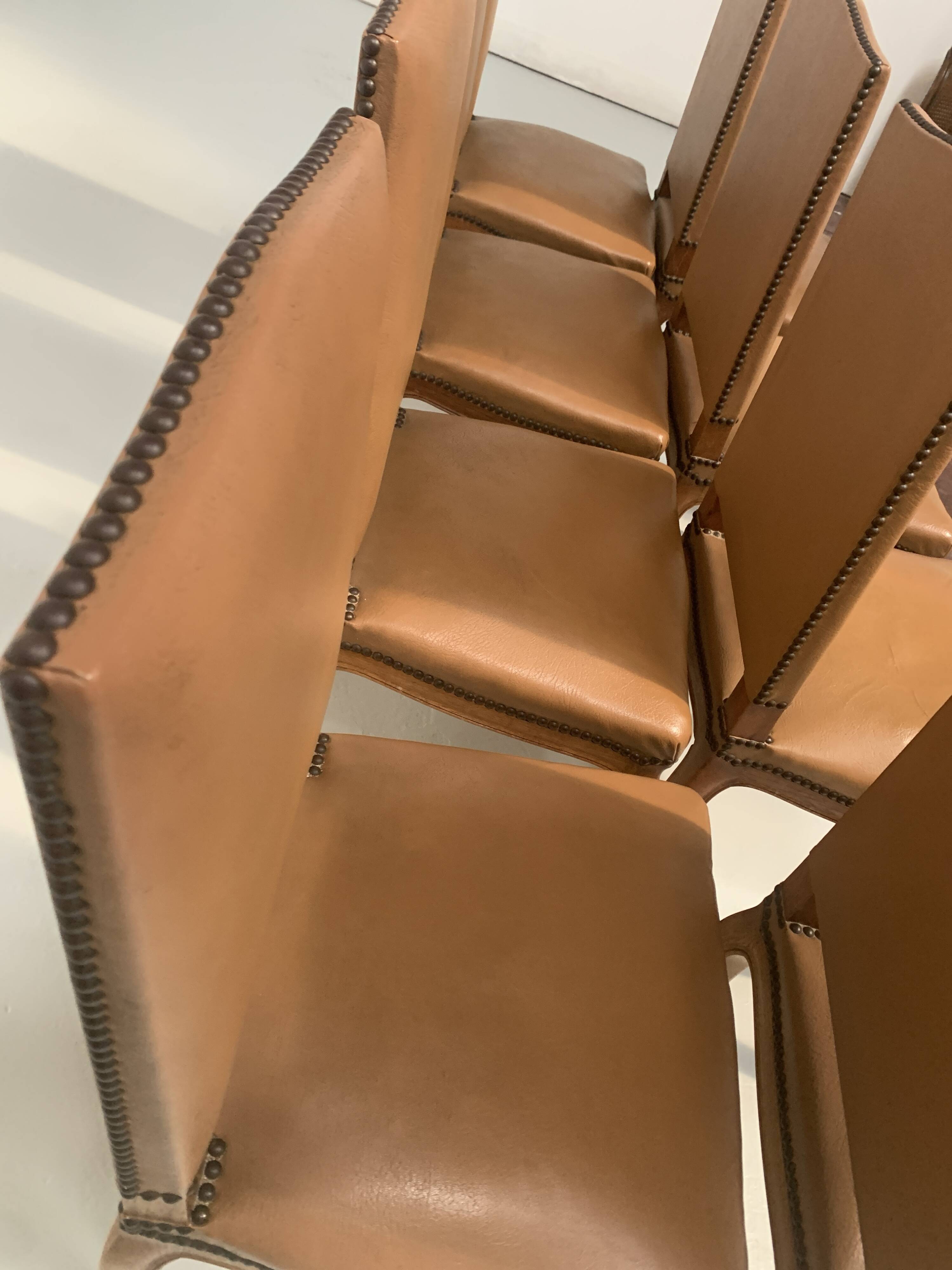 Suite de huit chaises de style Régence en chene massif XX siècle