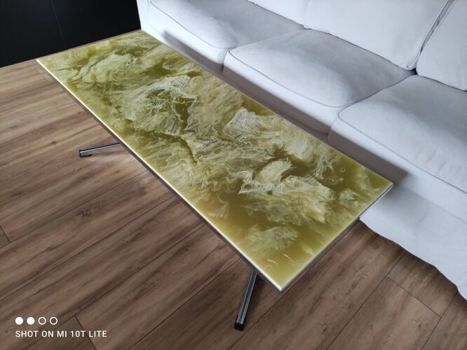 Table basse vintage années 70 piètement chromé et plateau résine effet marbre vert d'eau