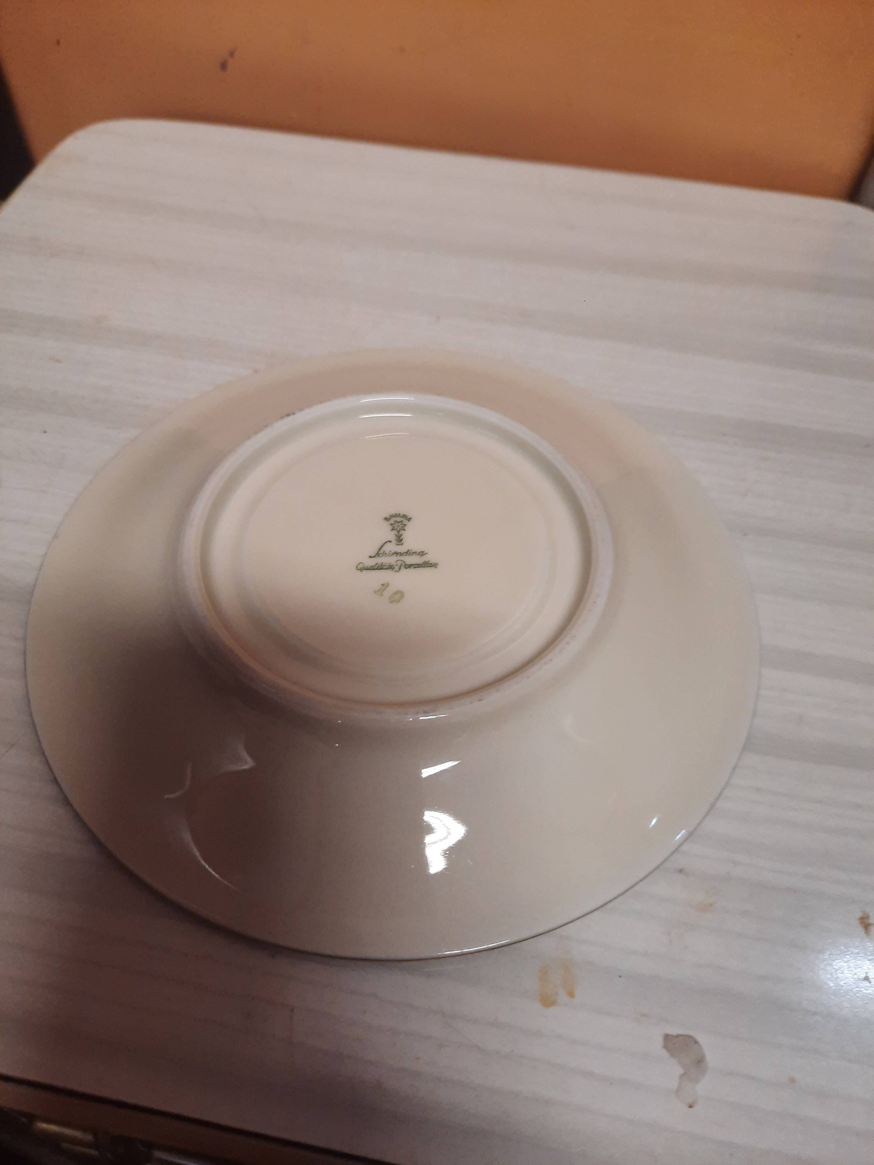 Tasse et assiette en porcelaine