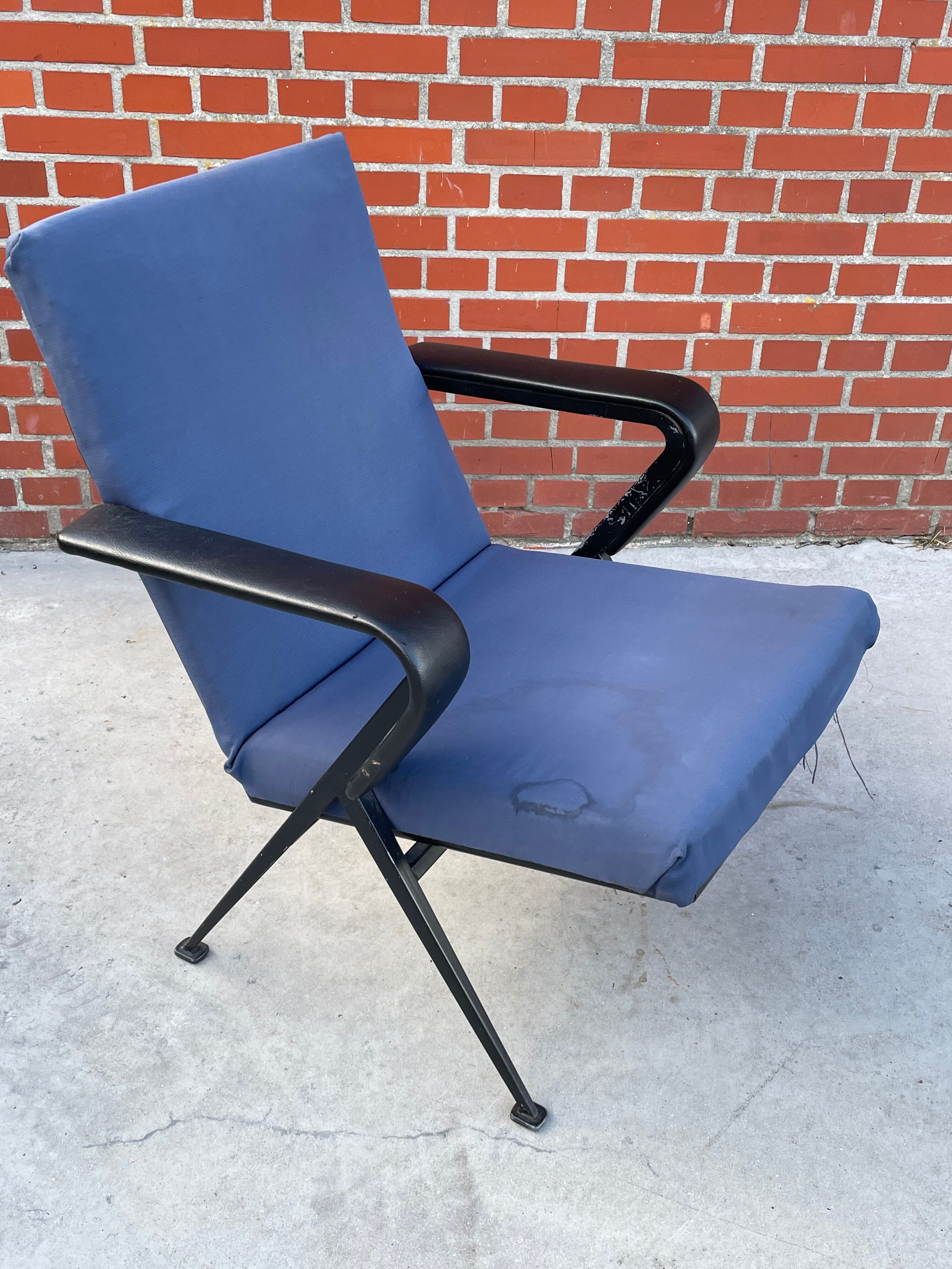 set of 2 Repose armchairs by Friso Kramer for Ahrend de Cirkel