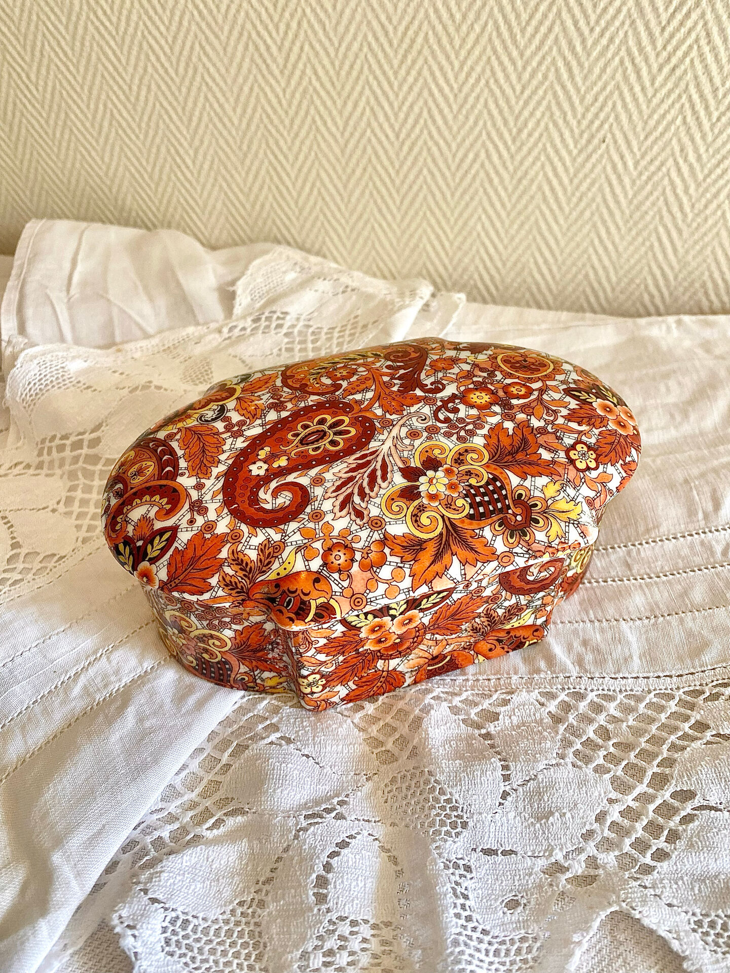 Limoges porcelain box with paisley design from the 1970s.
