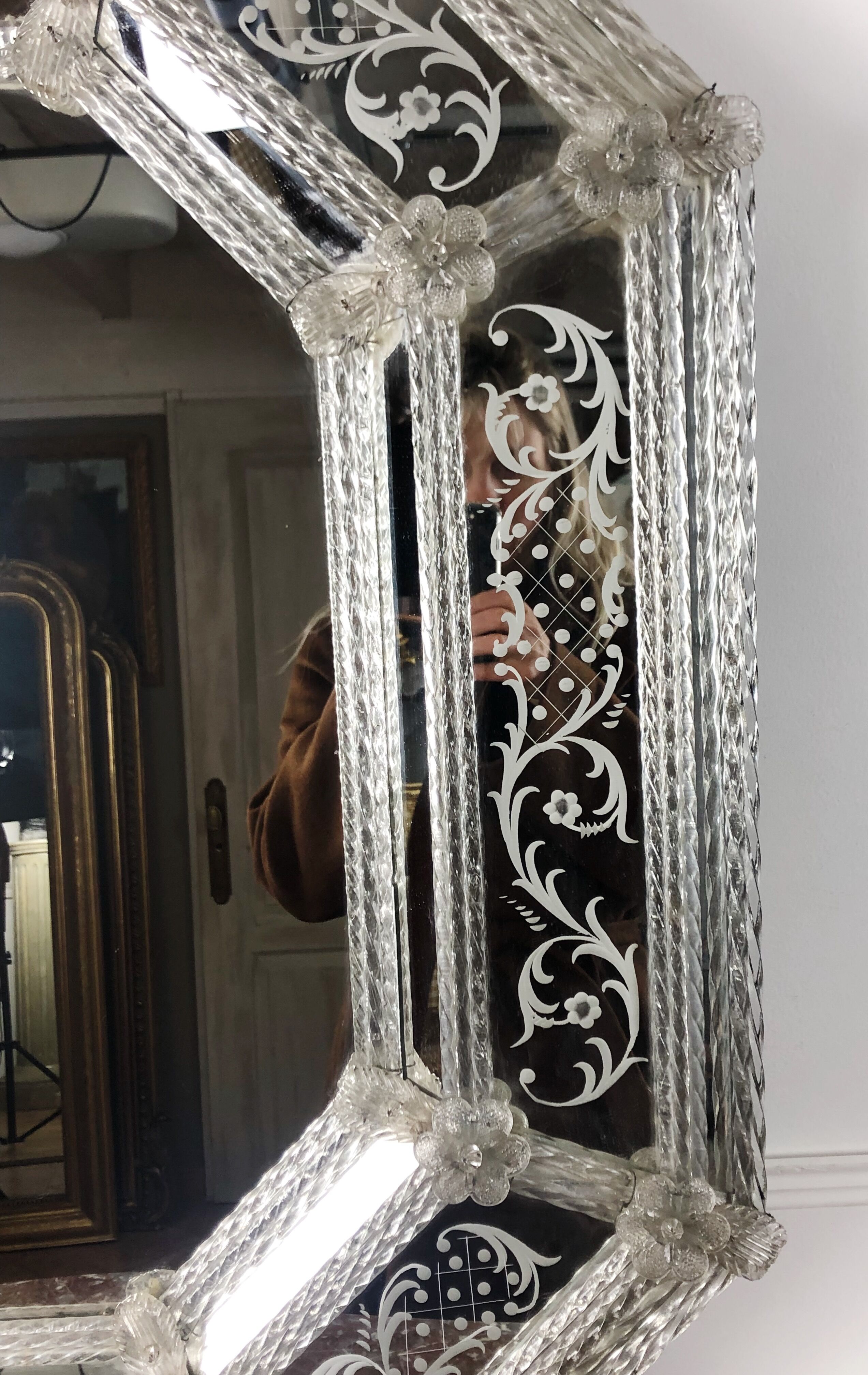 Venetian mirror to parecloses of the 1930s Murano glass 52 x 43 cm