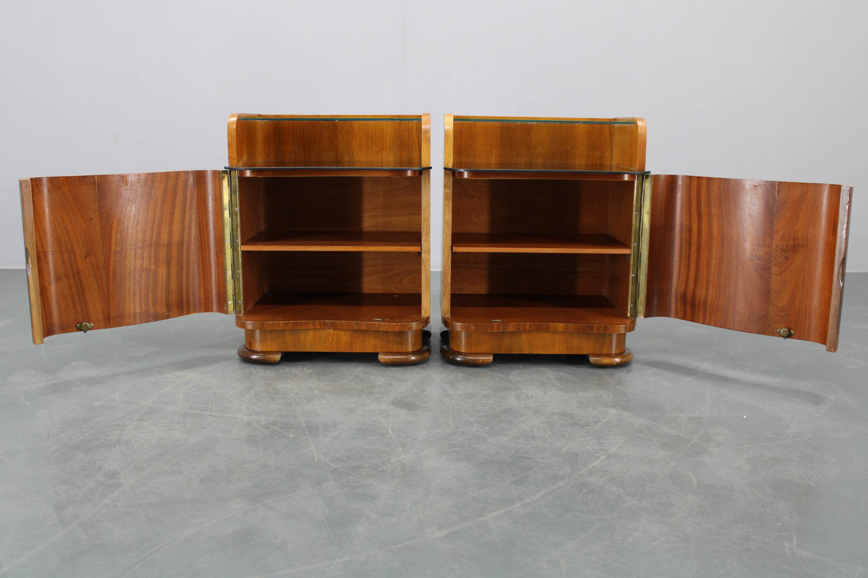 Paire de tables de chevet en noyer, Tchécoslovaquie années 1940