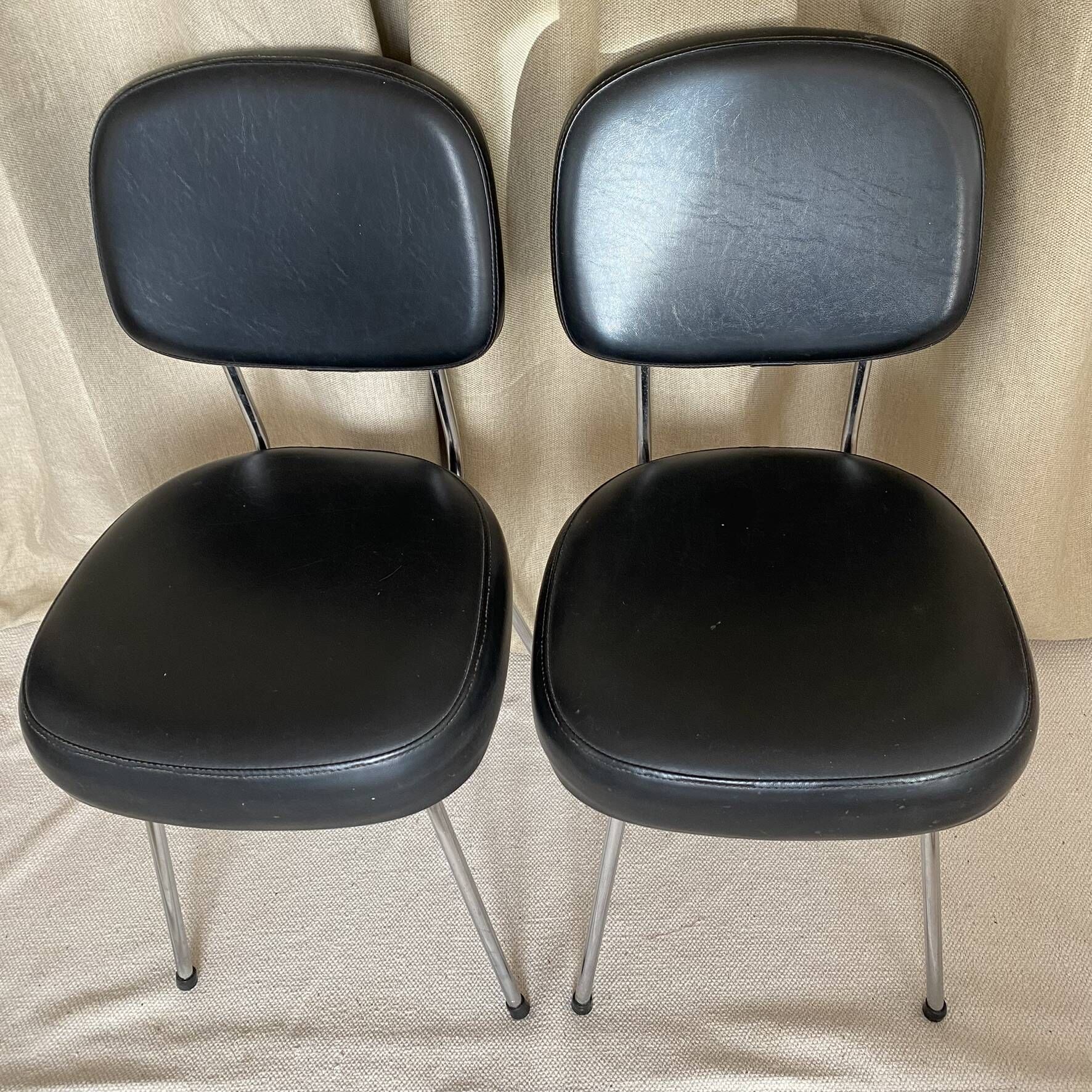 Vintage chairs in chrome and faux leather from the 60s-70s.