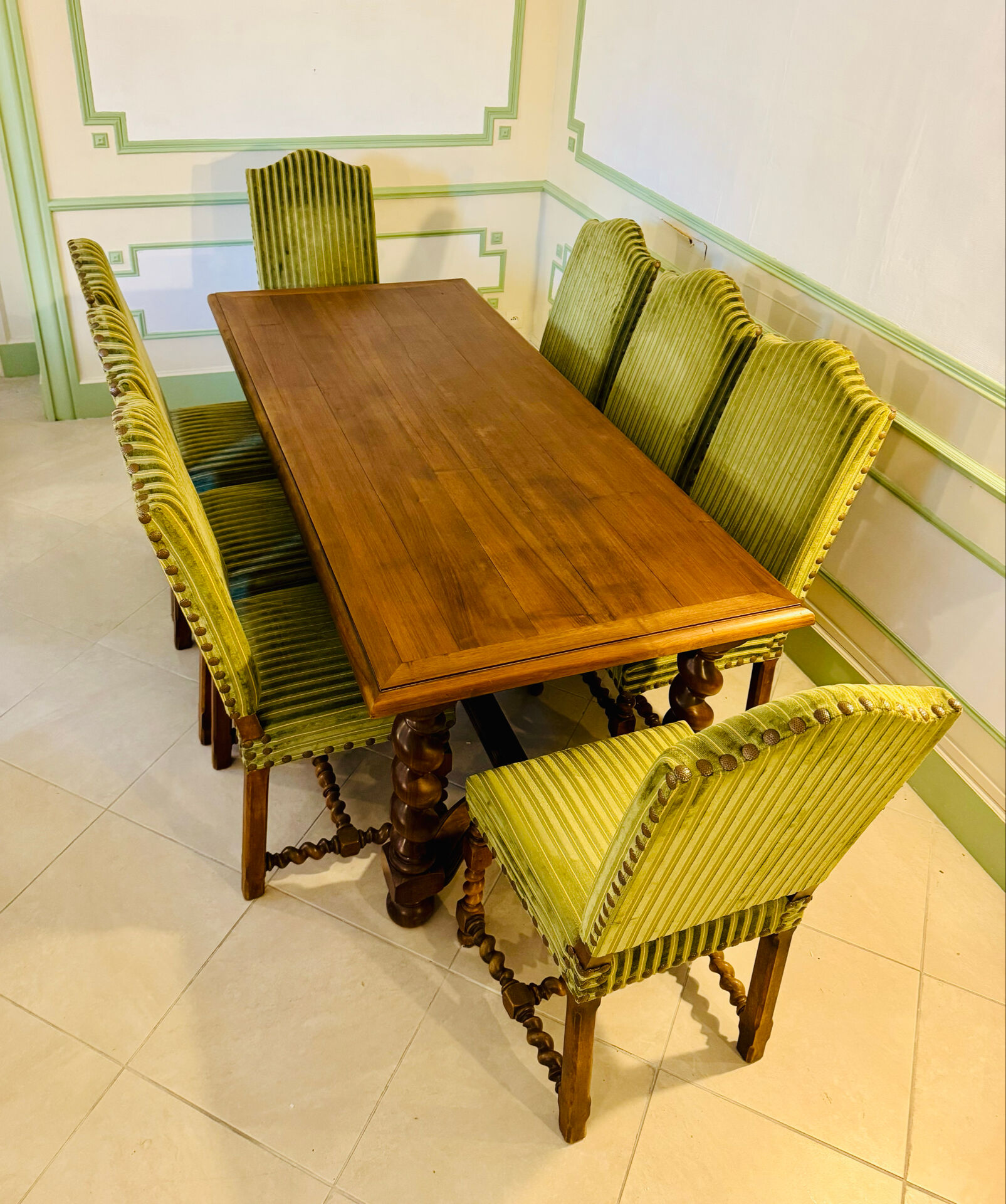 Ensemble de salle à manger en noyer massif – style Louis XIII
