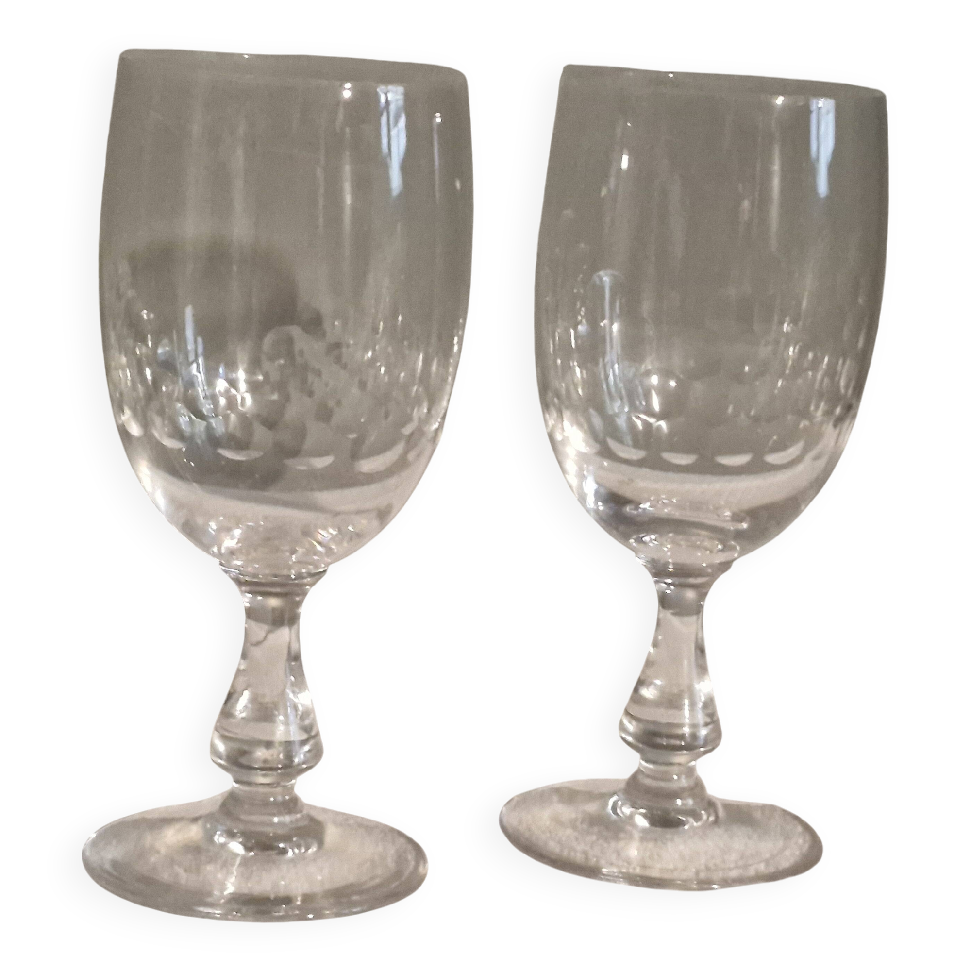2 antique Baccarat crystal wine glasses, scale pattern, 20s/30s