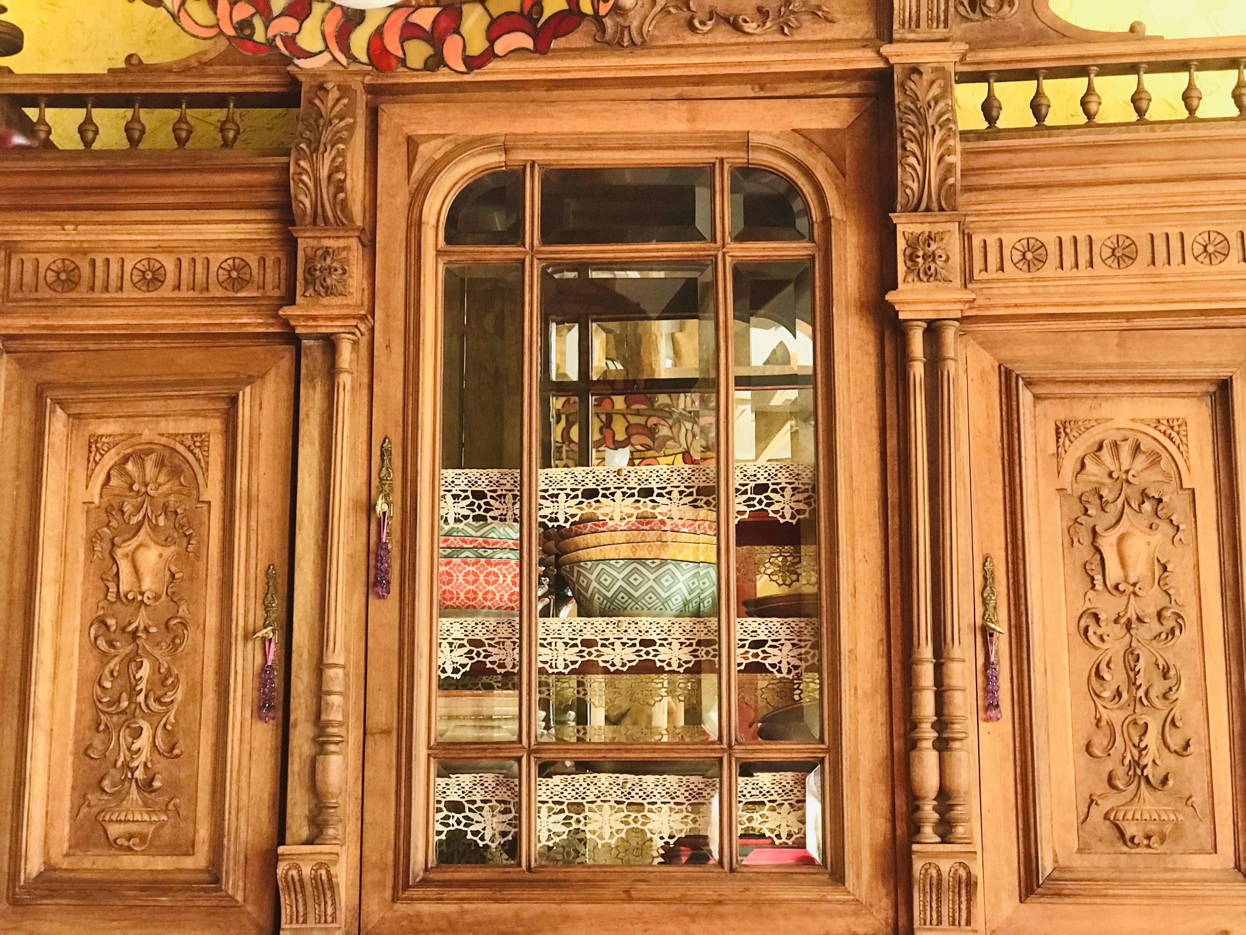 Antique buffet, 2 bodies in solid oak in the Henri II style, with bevelled glass display.