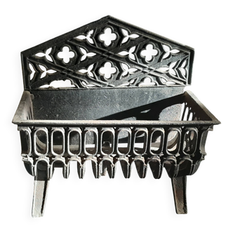 Fireplace grate with clover pattern