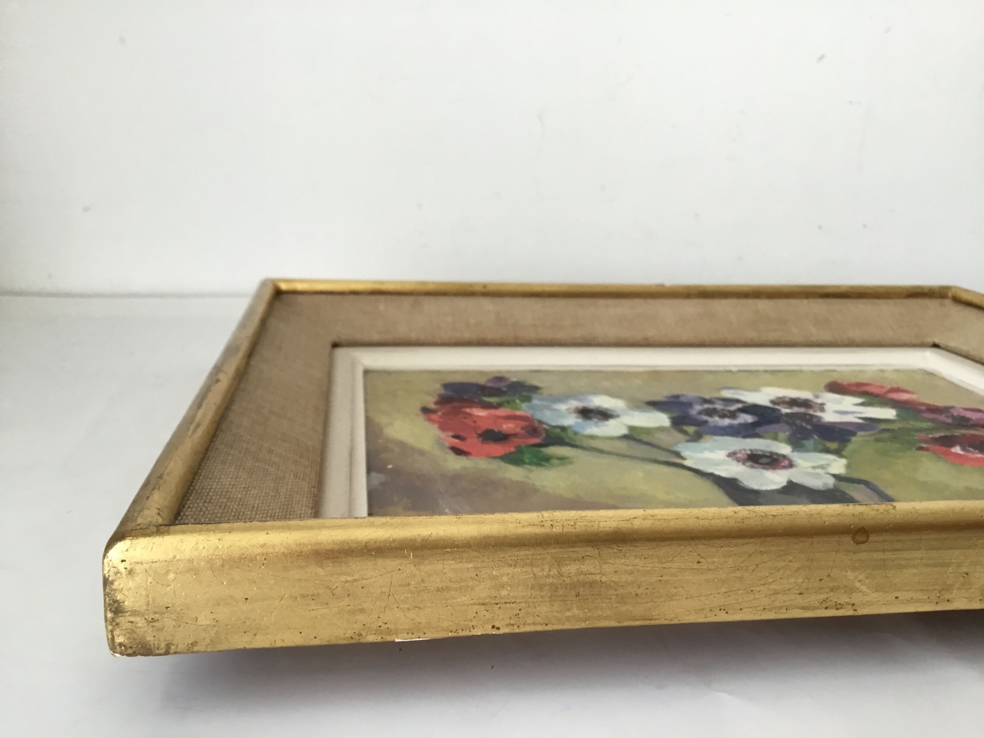 Table framed bouquet of flowers