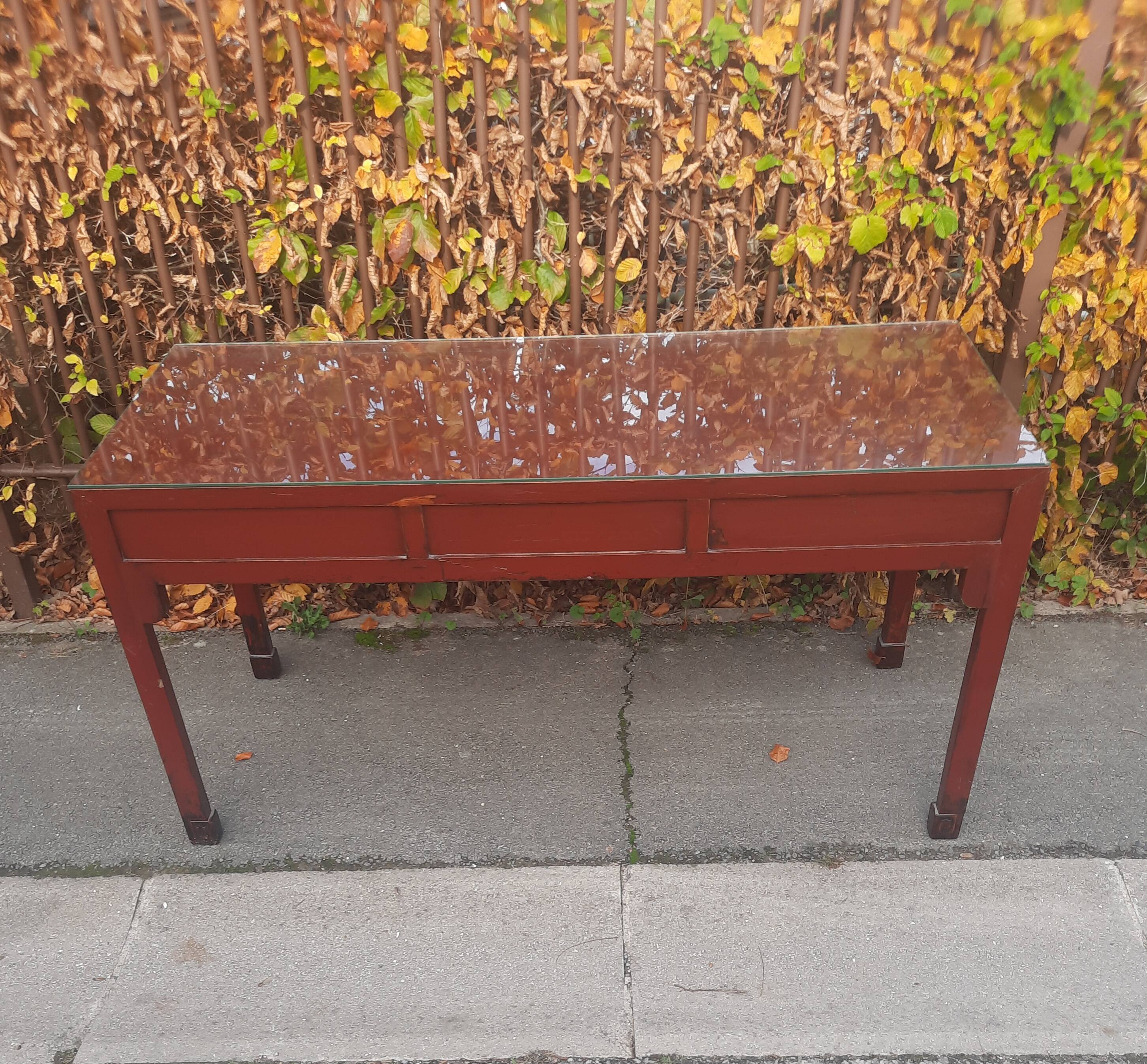 Grande console à tirroir  d extreme orient laquée rouge