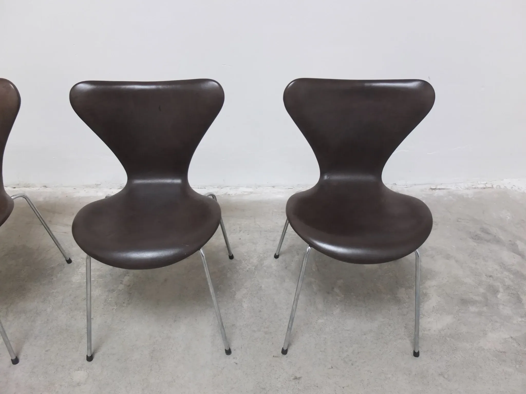 Set of 4 'Series 7' chairs in leather by Arne Jacobsen for Fritz Hansen, 1955