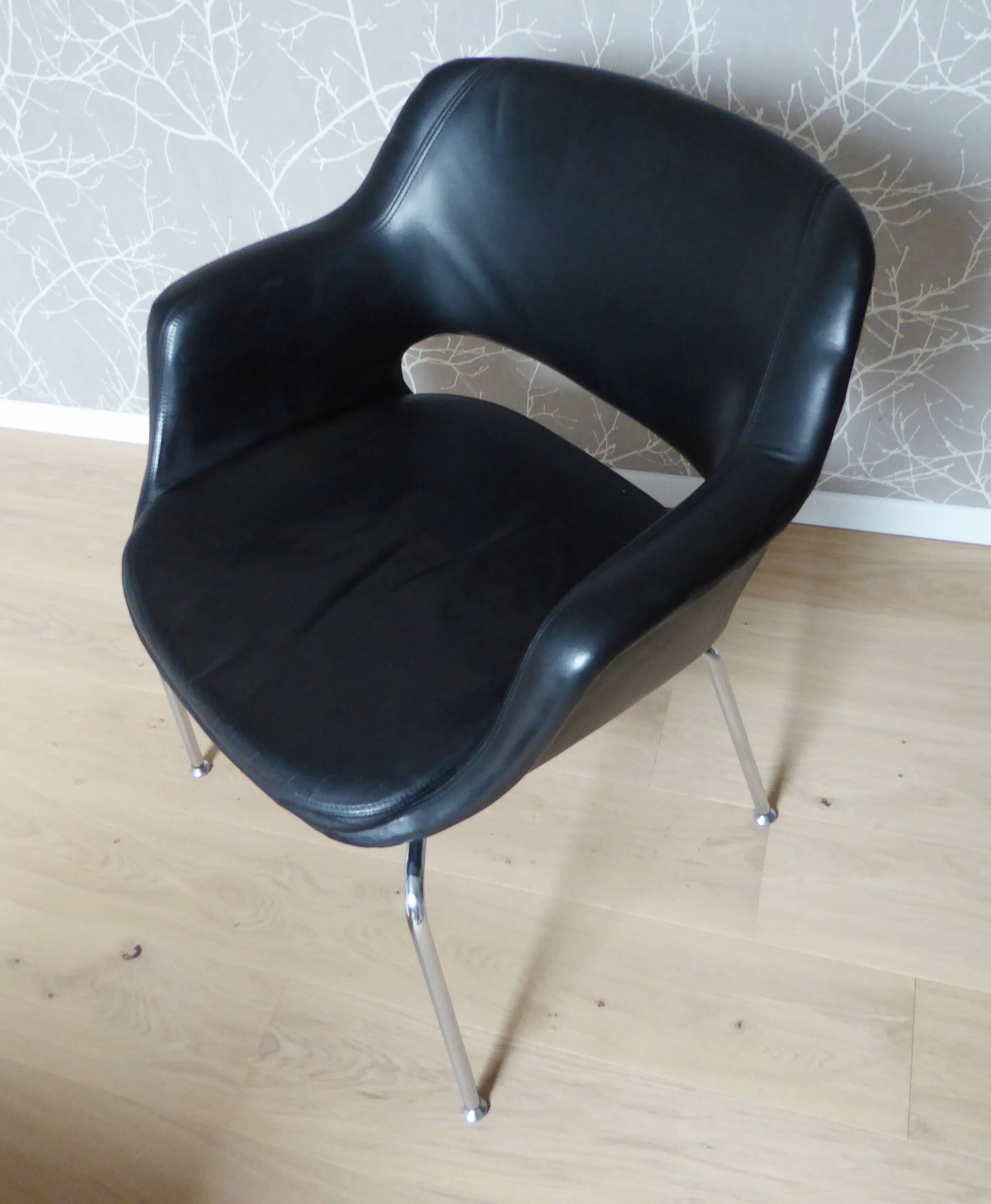 Armchair with leather and chrome armrests