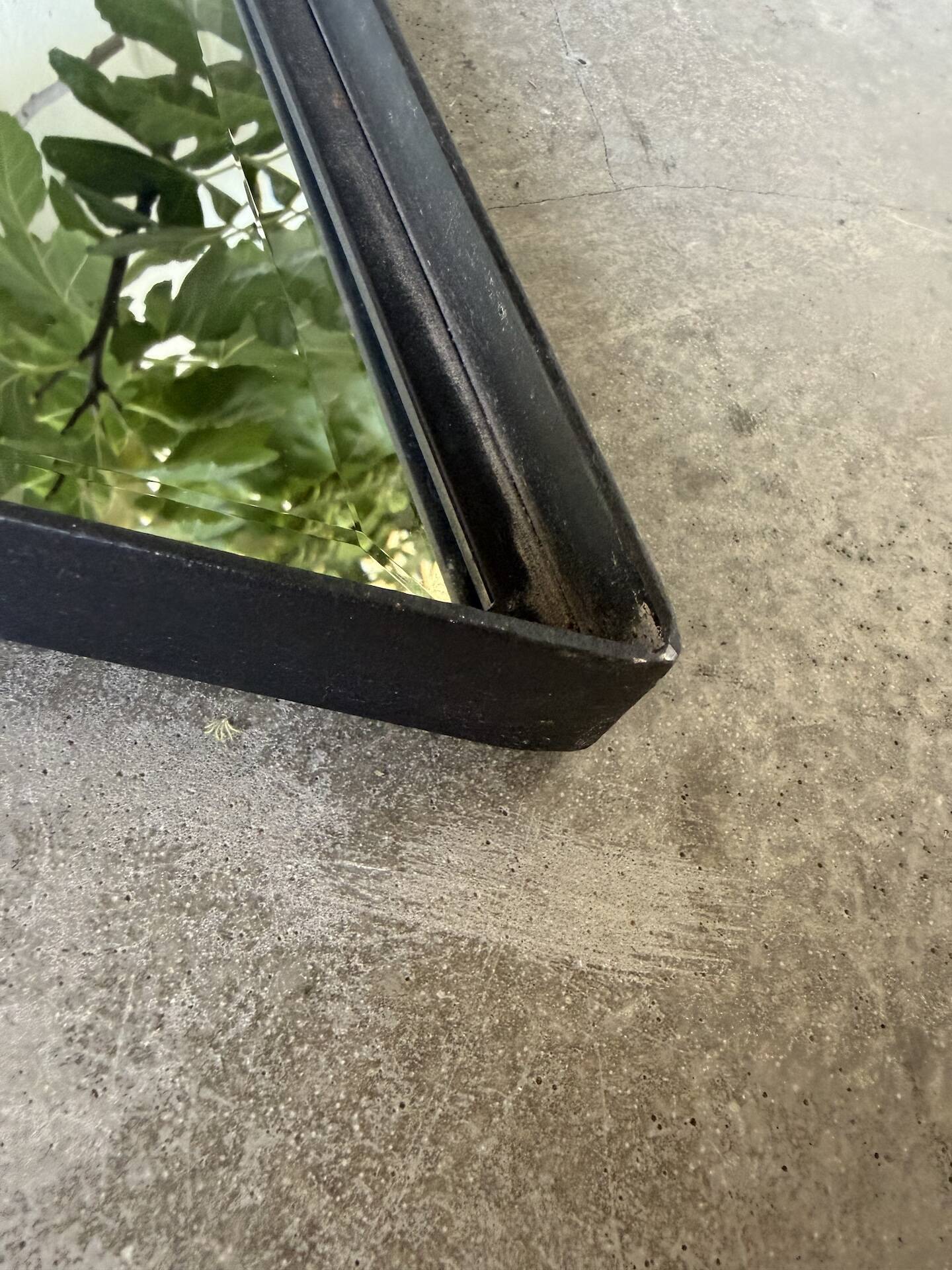 Miroir brutaliste losange en fer