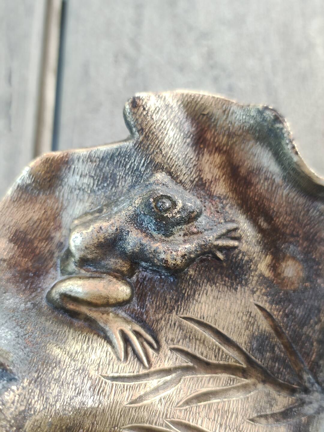 Vide poche Art Nouveau en régule, Femme à la mandoline sur feuille de vignes