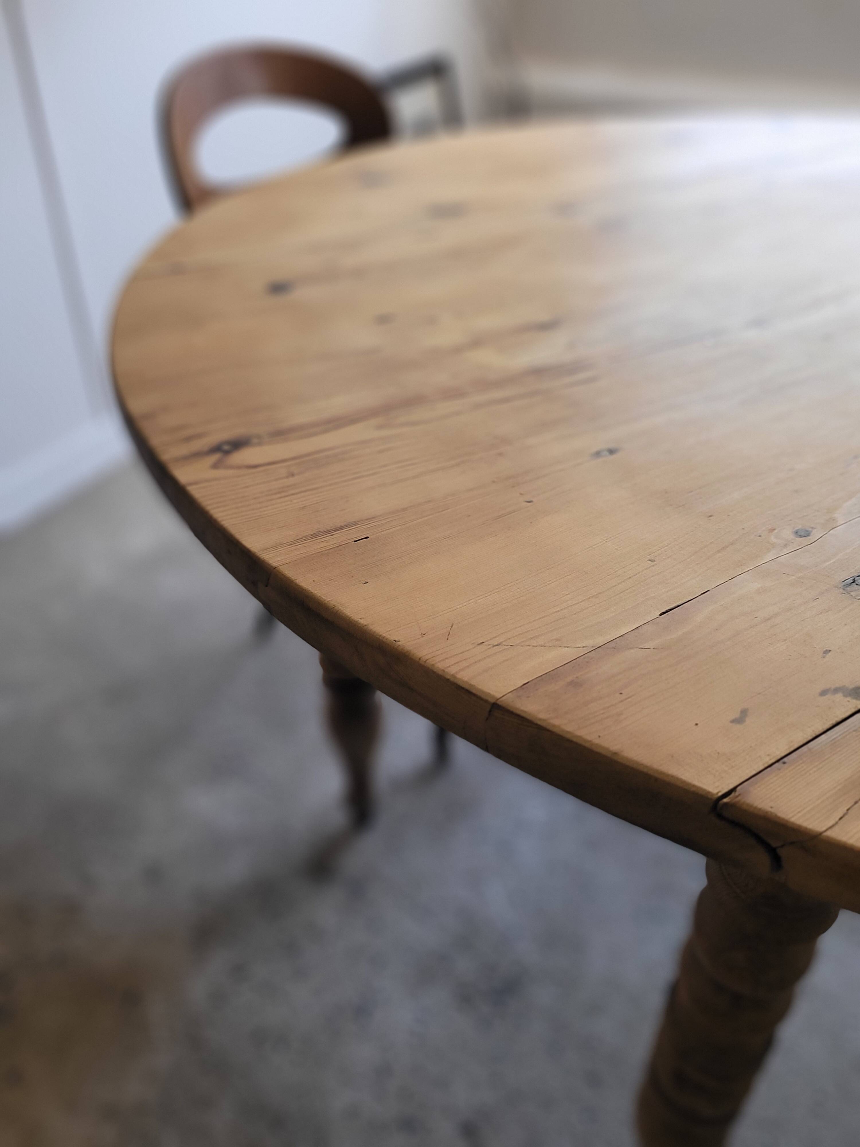 Round table with solid wood leaves